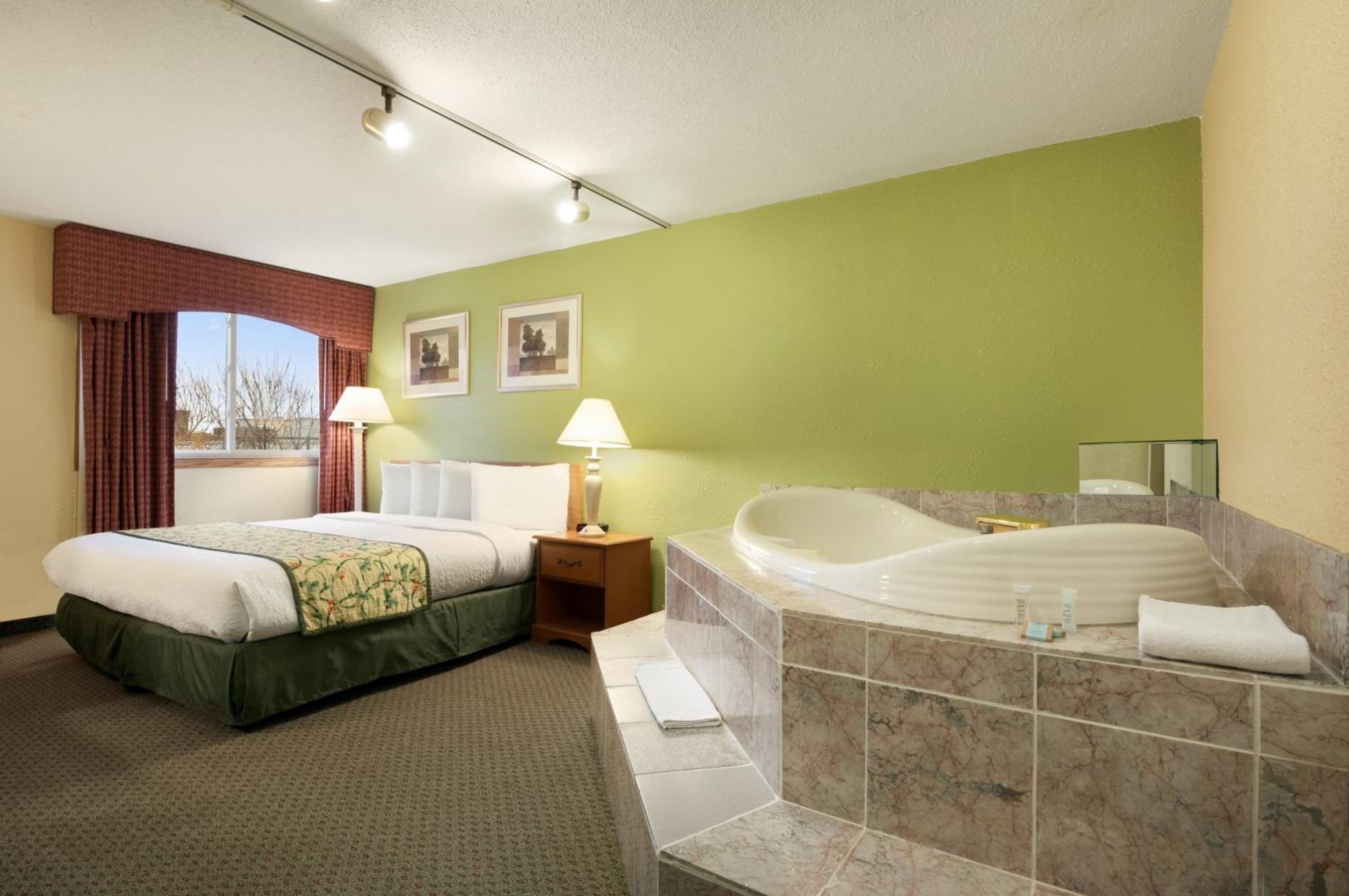 Business King Room - Non-Smoking - Photo 1