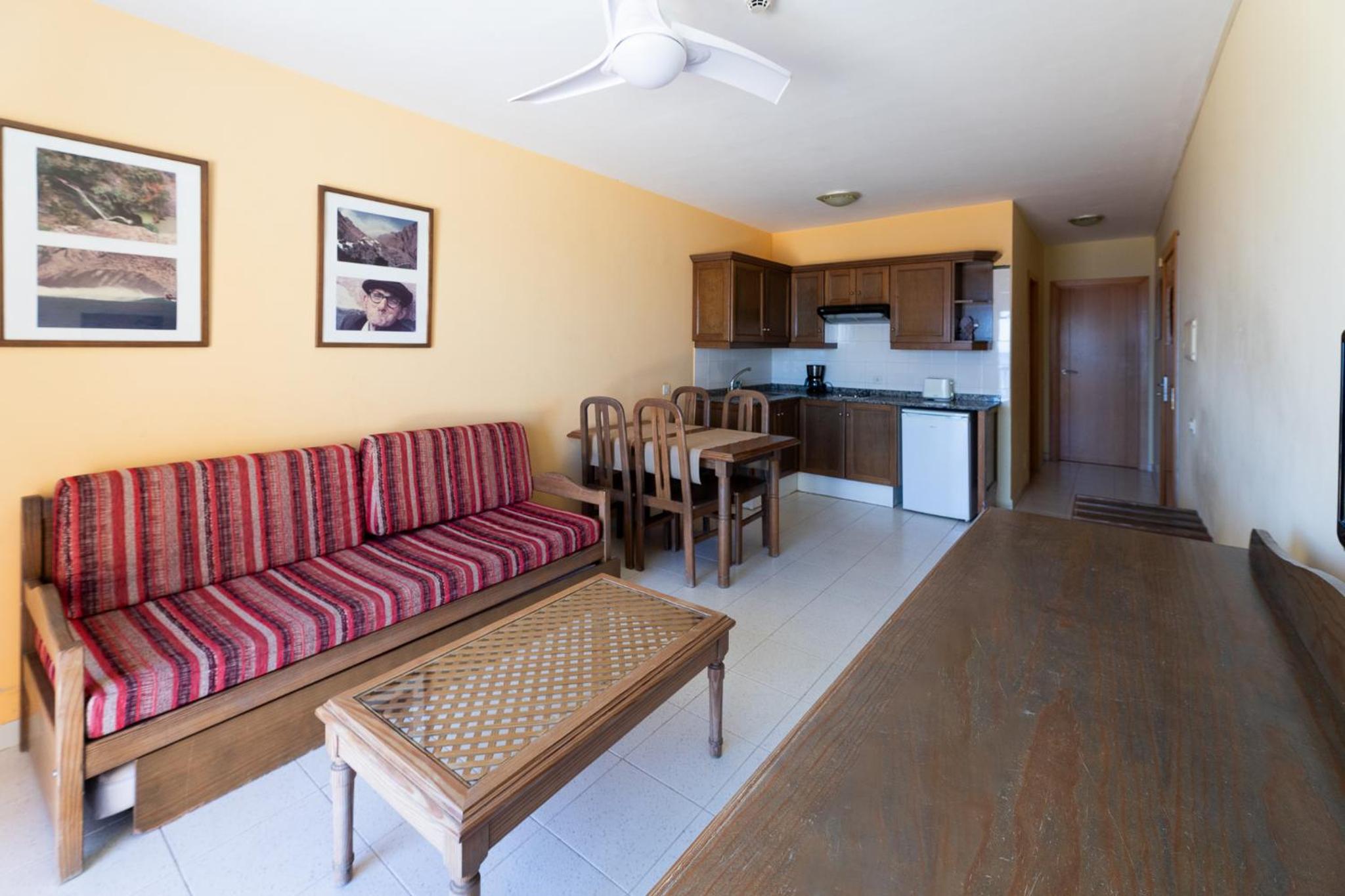 One-Bedroom Apartment with Balcony and Sea View photo 2