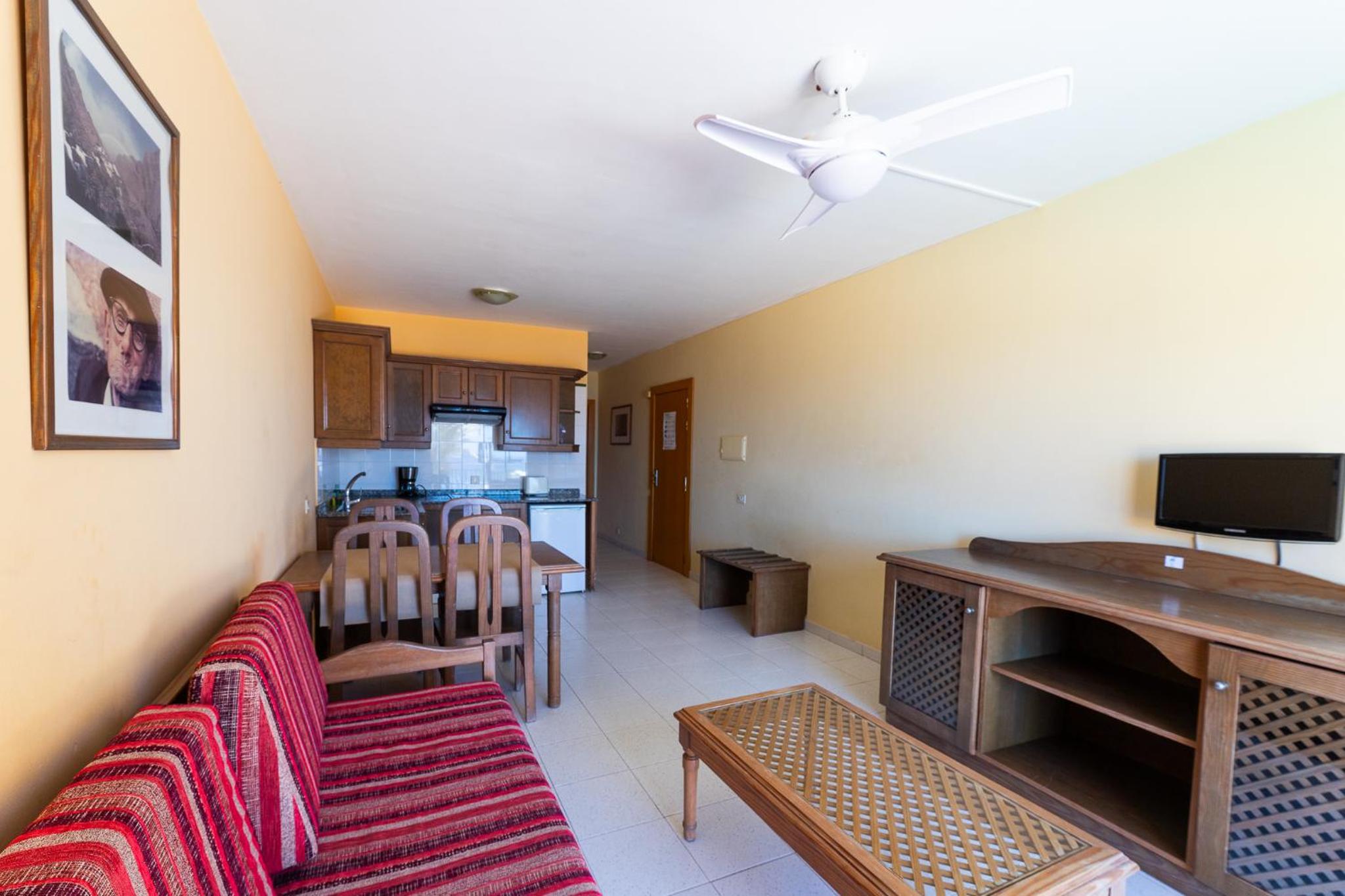 Apartamento de una habitación con balcón y vista al mar
