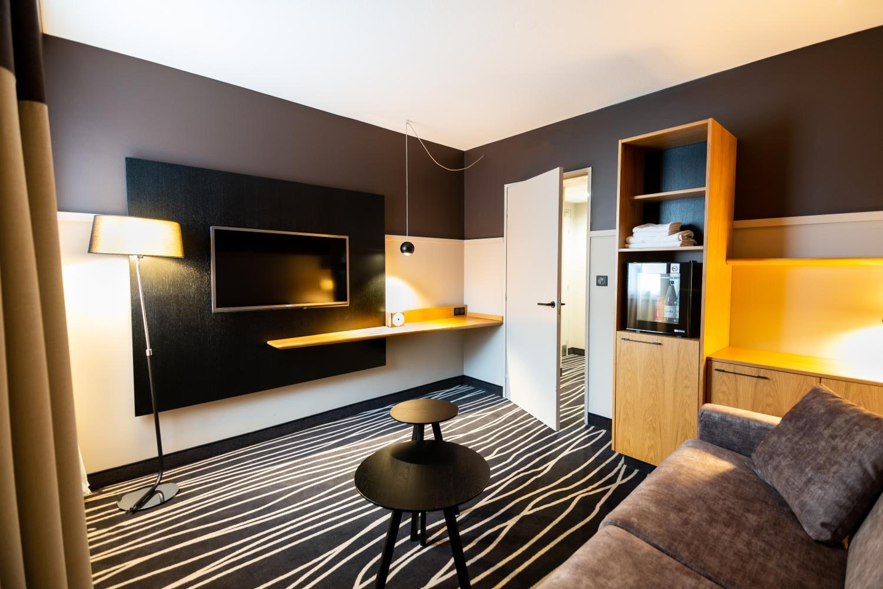 Junior Suite with One Double Bed and Sofa Bed (Non Smoking) thumbnail 5