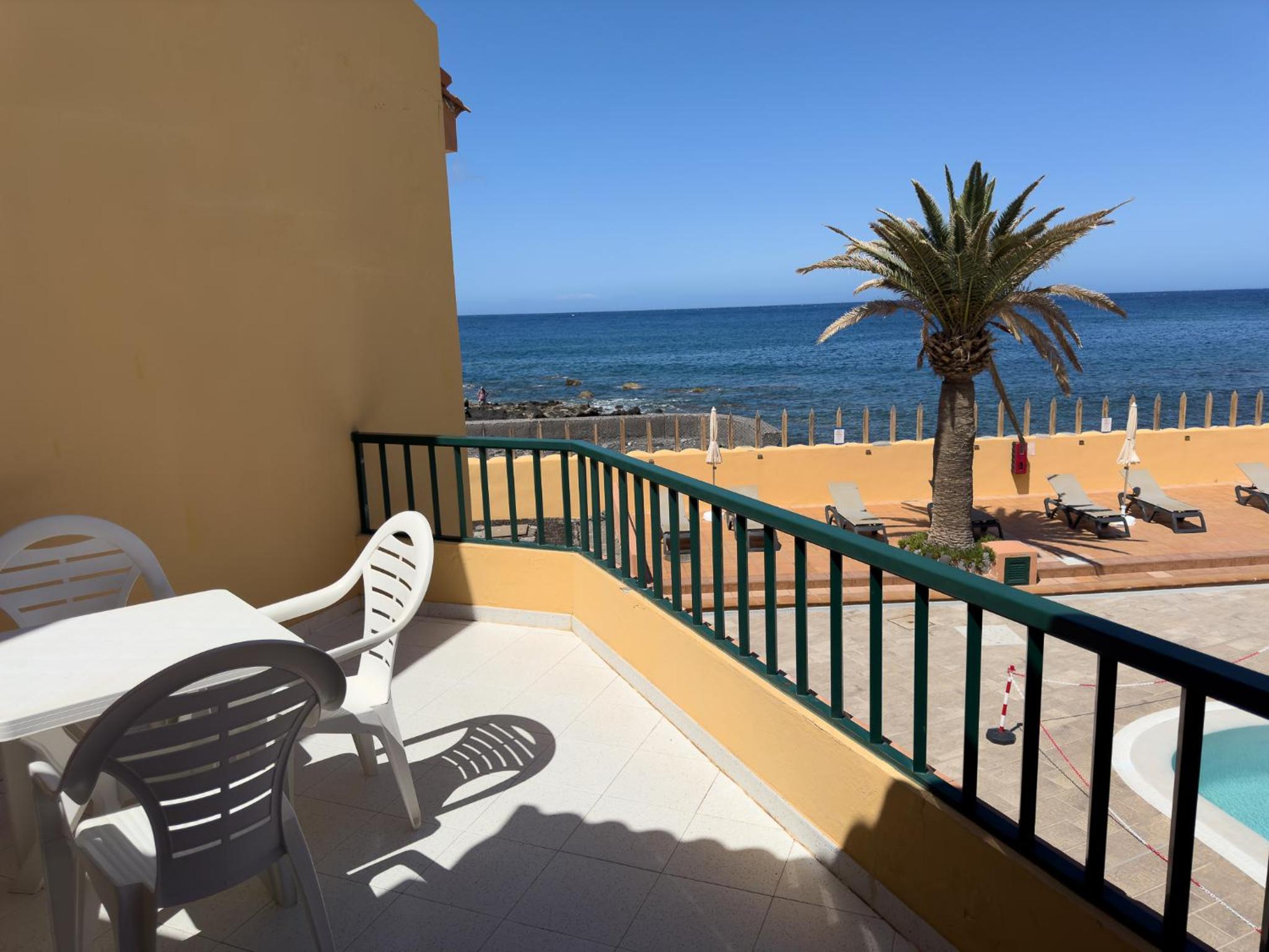 One-Bedroom Apartment with Balcony and Sea View photo 3
