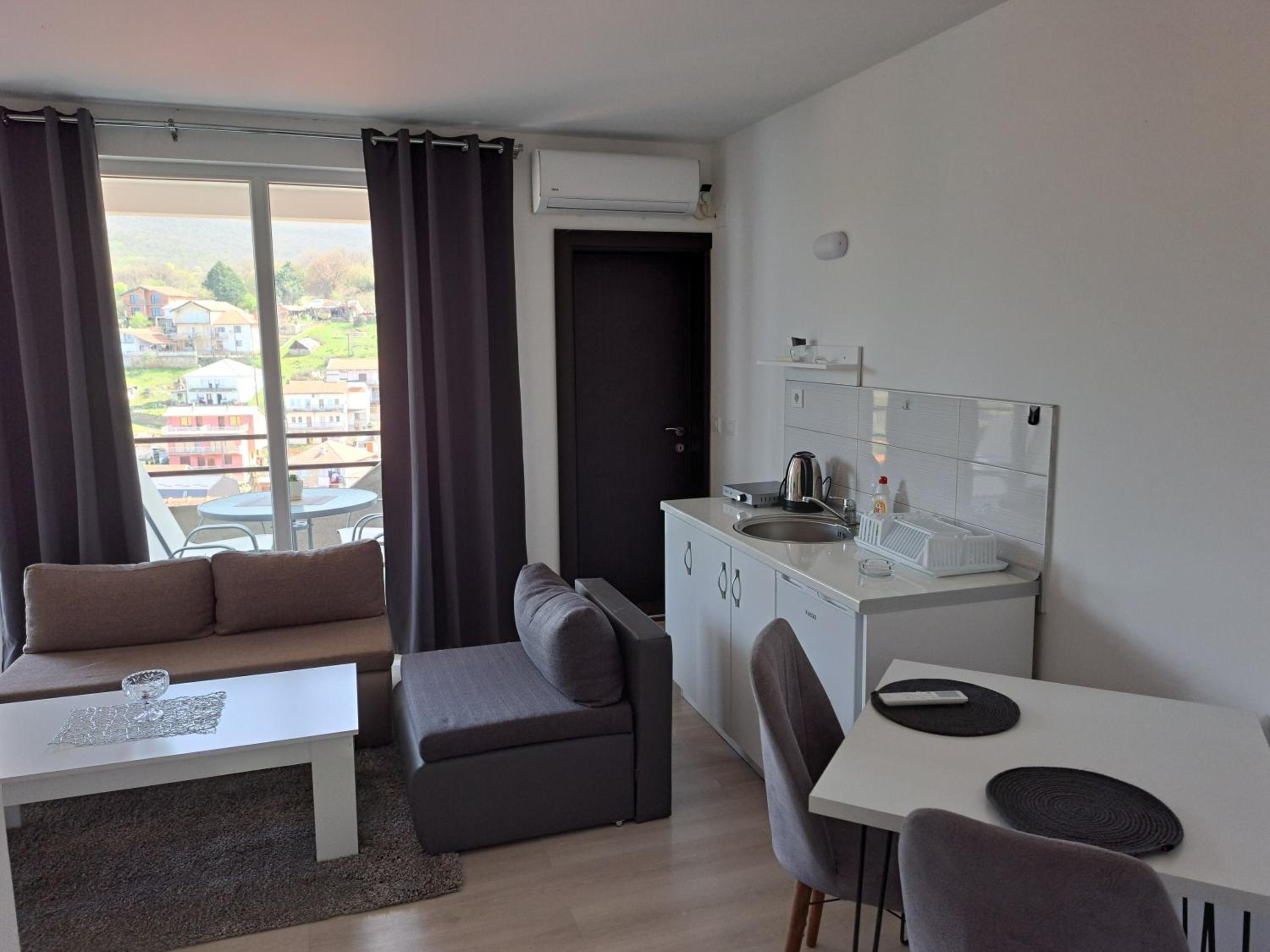 Apartment with Lake View