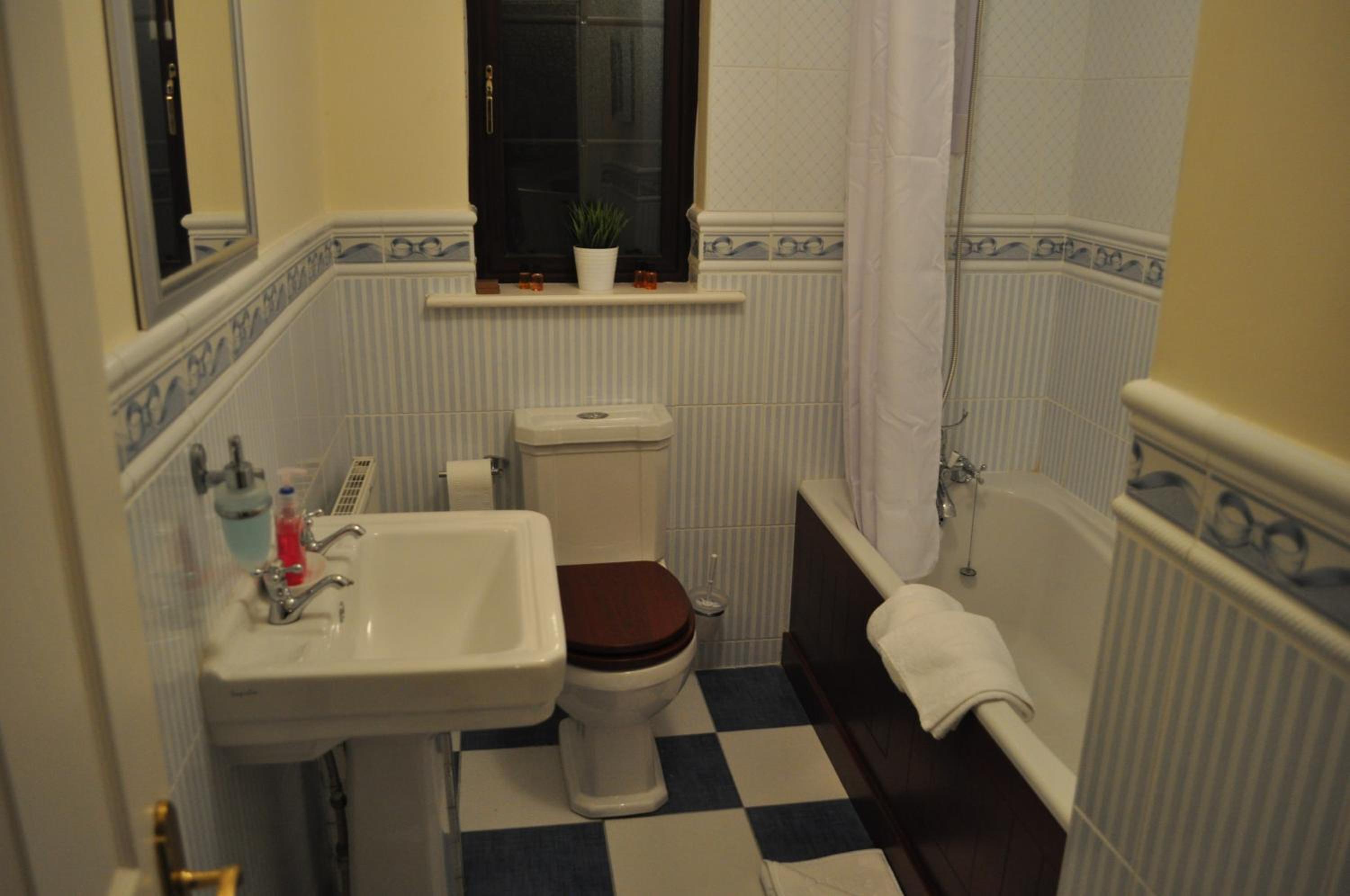 Three-Bedroom House - Photo 6