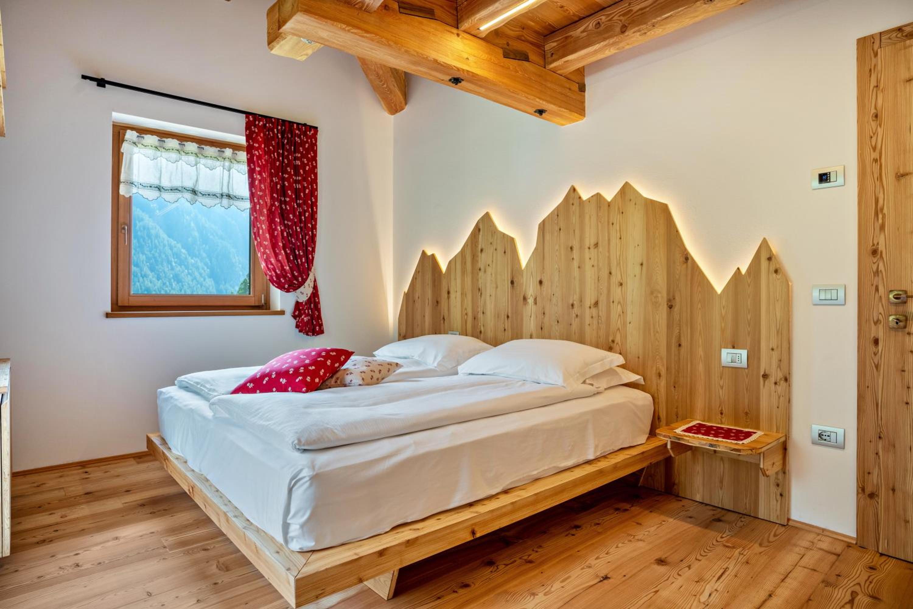 Two-Bedroom Deluxe Apartment with Garden View photo 2