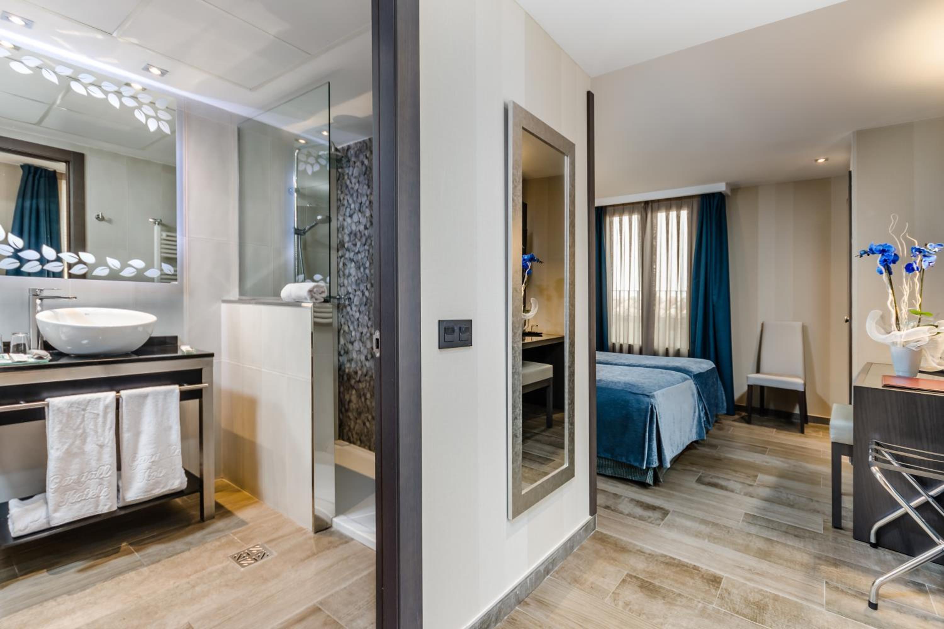 Double or Twin Room with Terrace - Photo 4