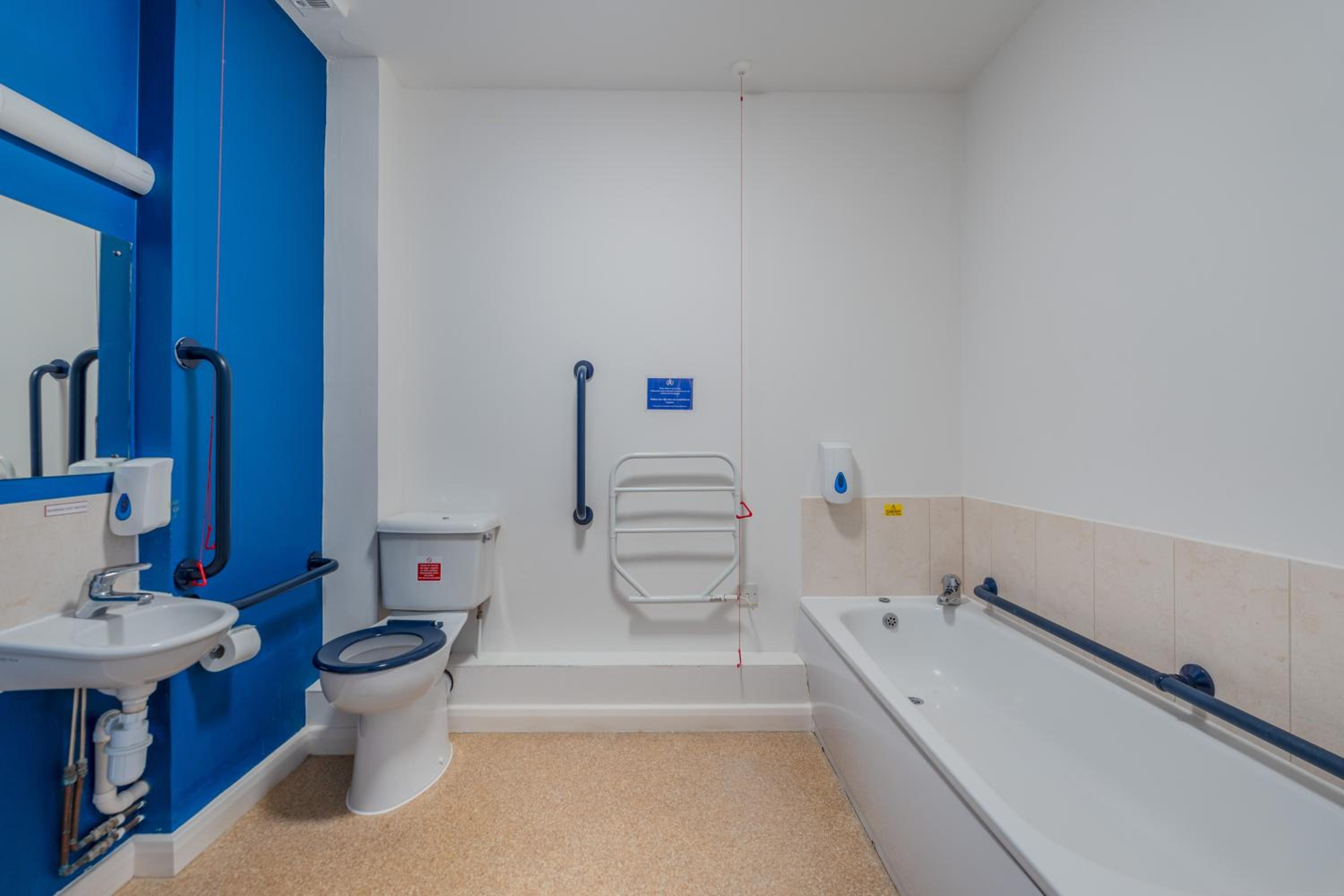 Accessible Twin Room with Wet Room photo 2