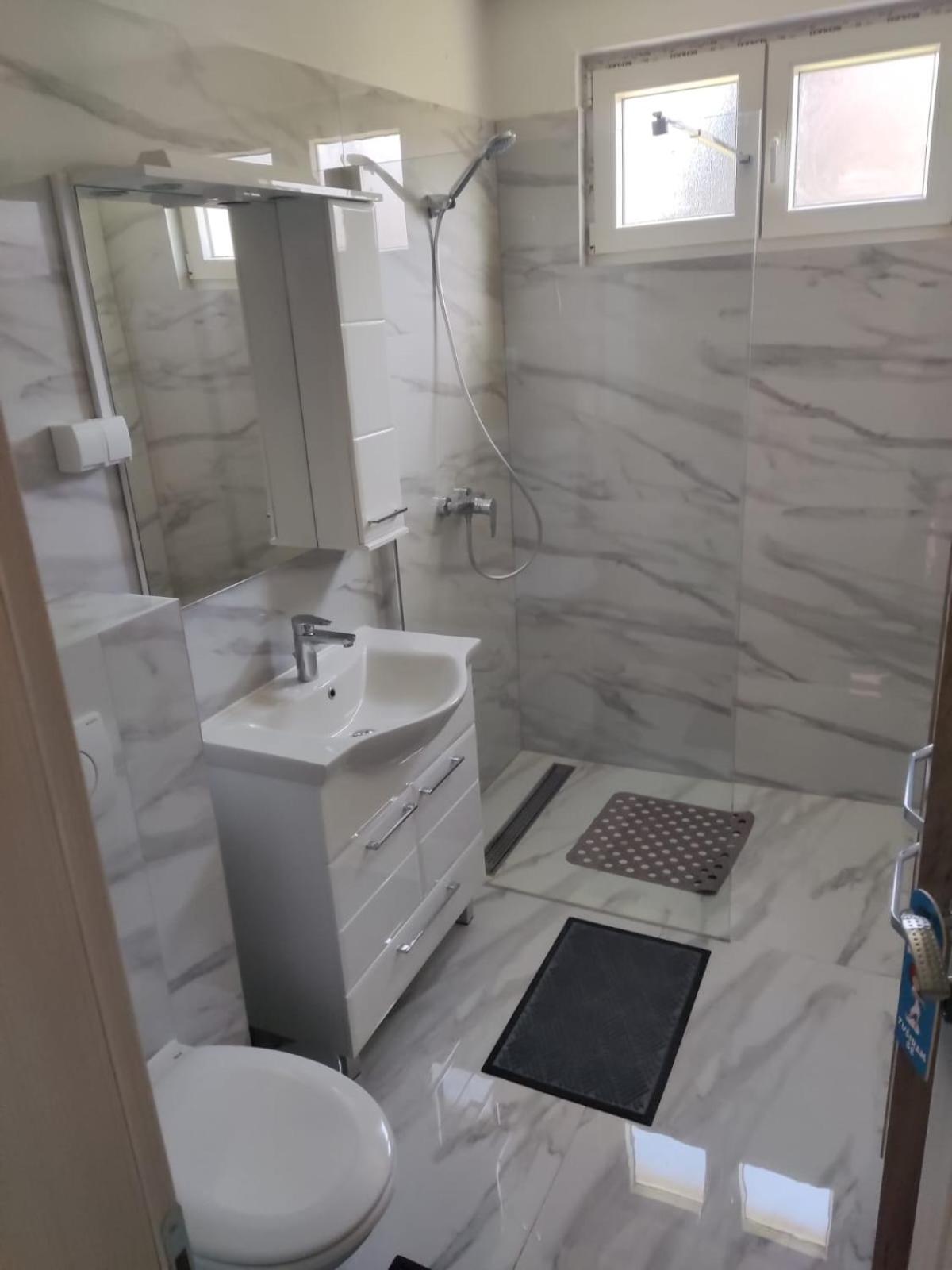 Twin Room with Shared Bathroom photo 2