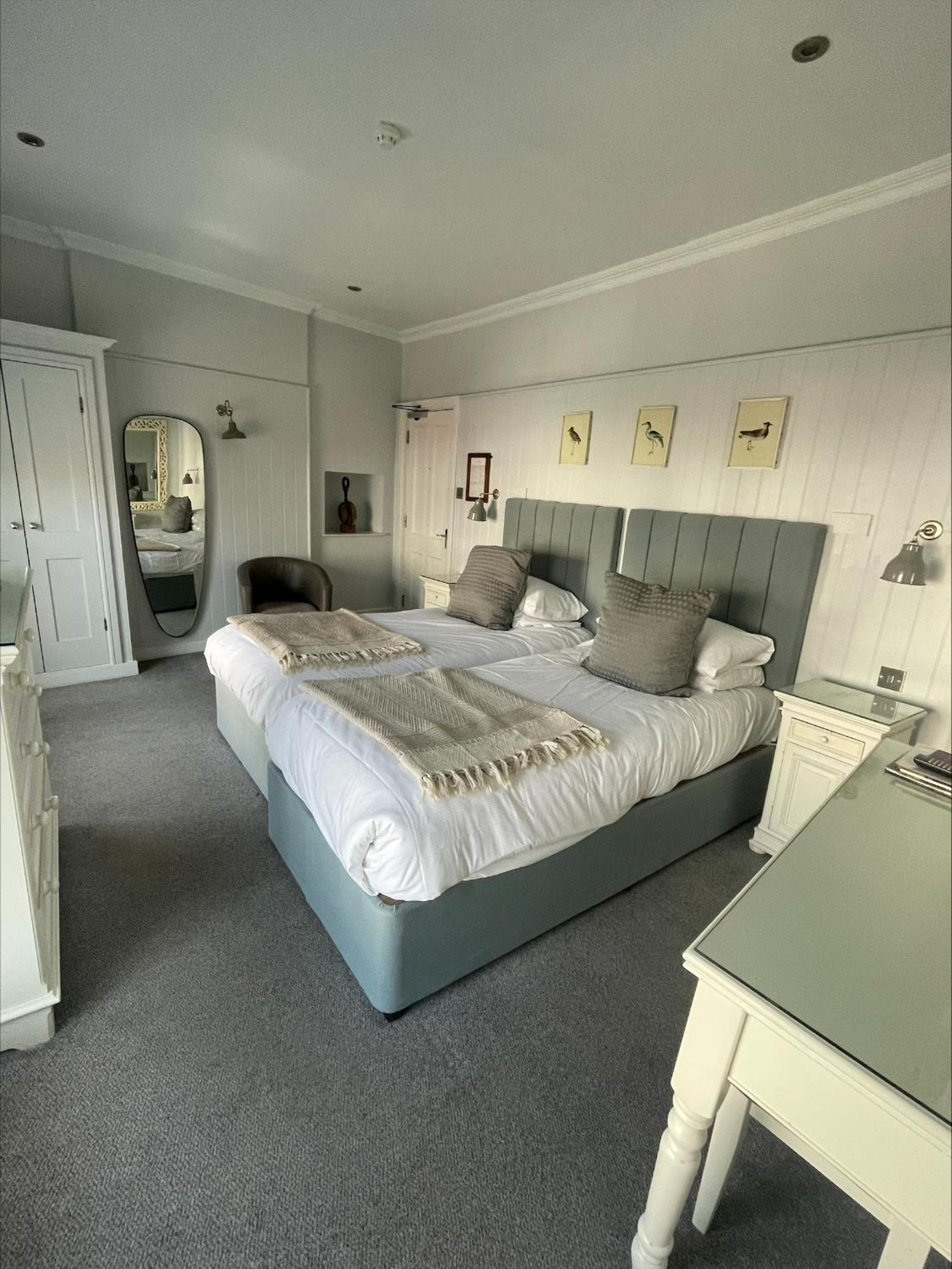 Double or Twin Room with City View photo 3