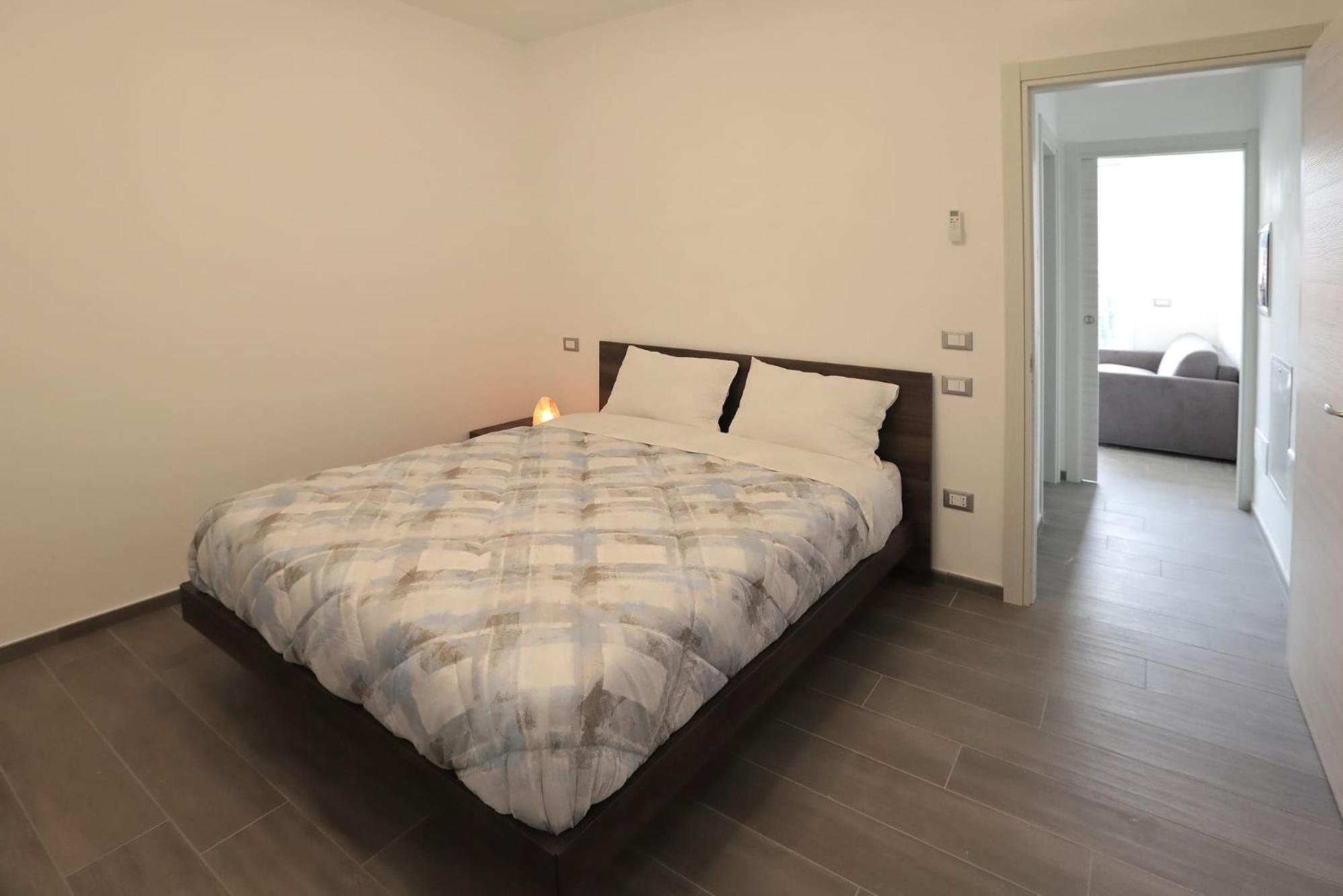 One-Bedroom Apartment photo 1