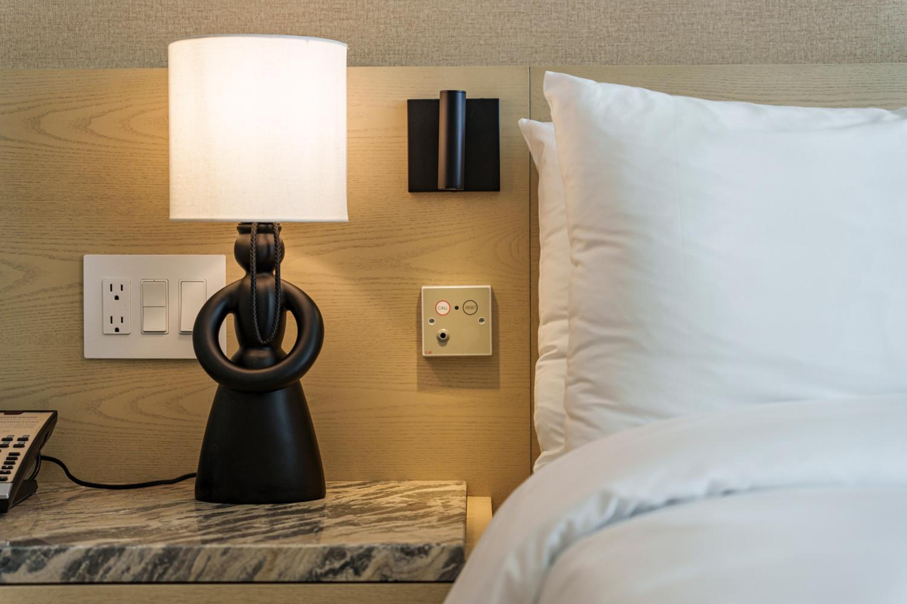 King Room with Ocean View - Accessible thumbnail 5