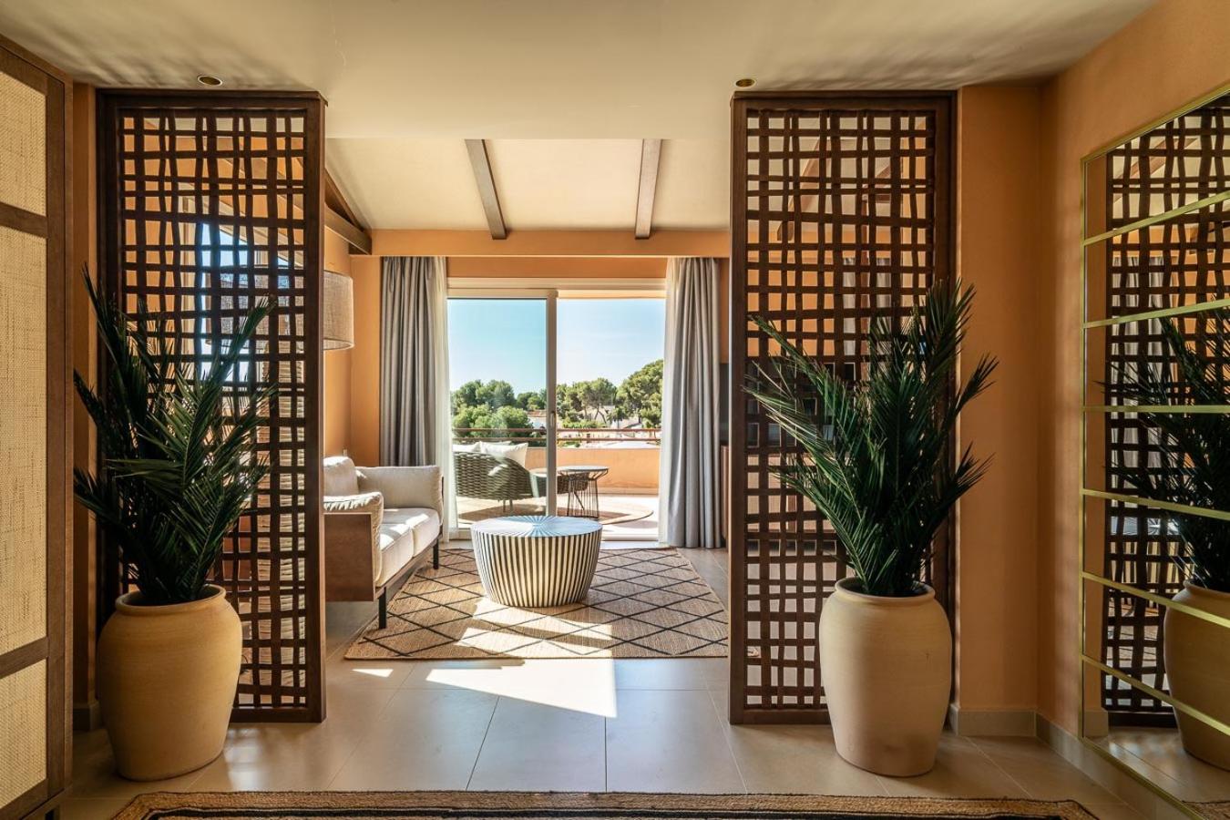 Superior King Room with Spa Access photo 3