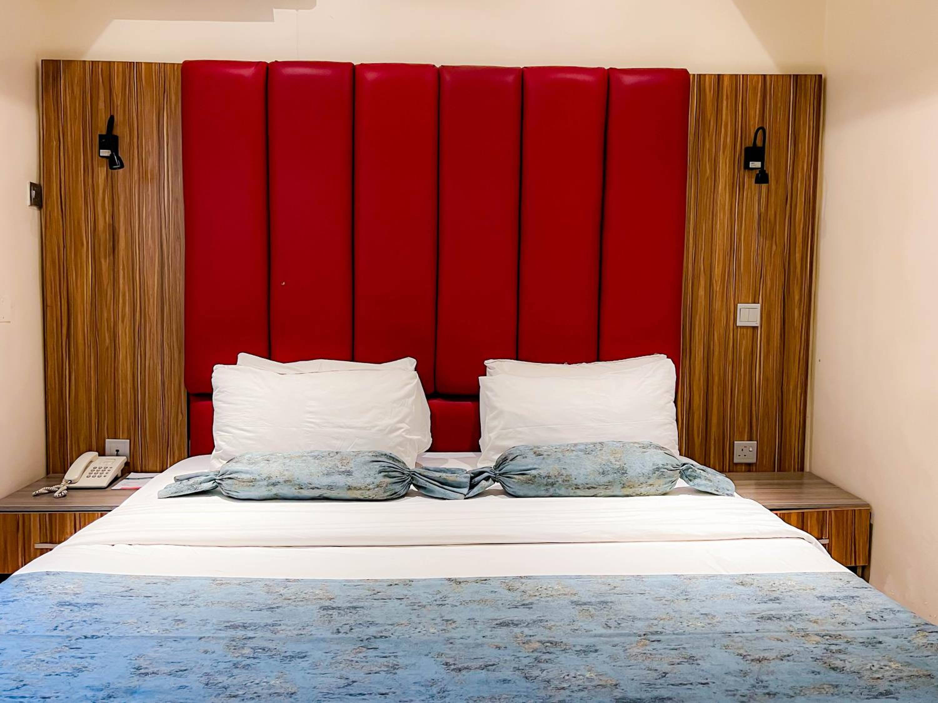 Deluxe King Suite