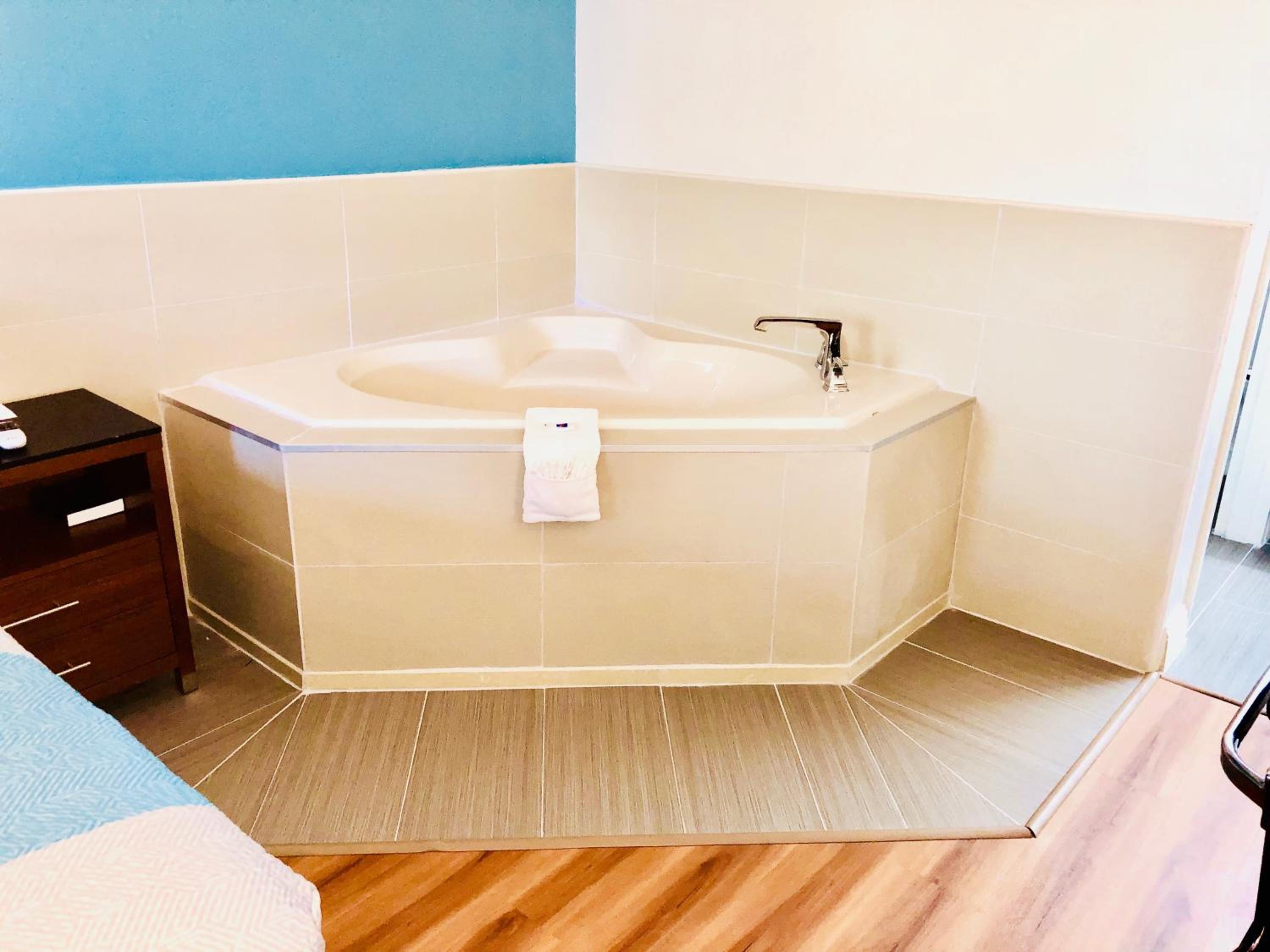 King Room with Spa Bath - Non-Smoking - Photo 5