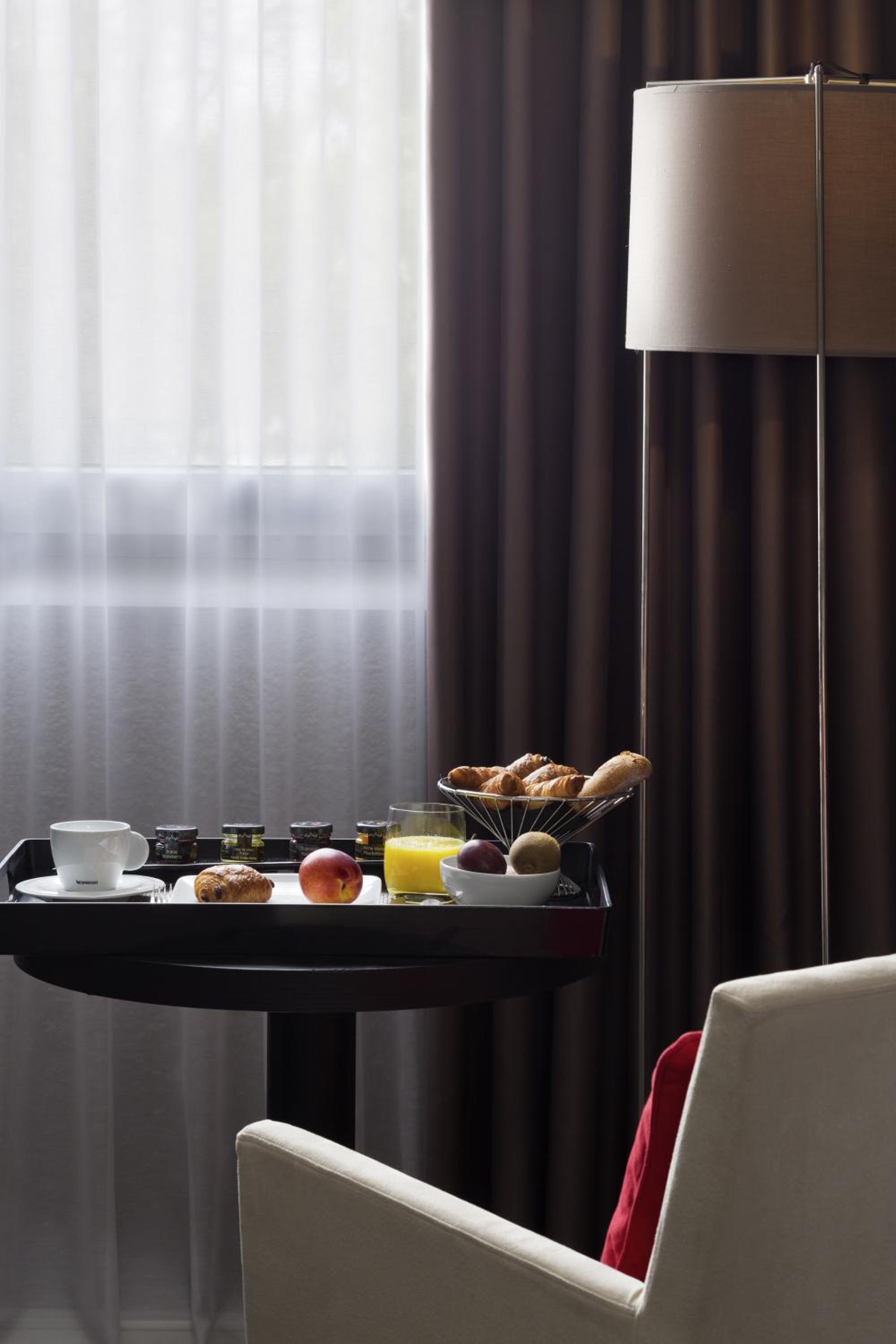 Deluxe King Room - Photo 9