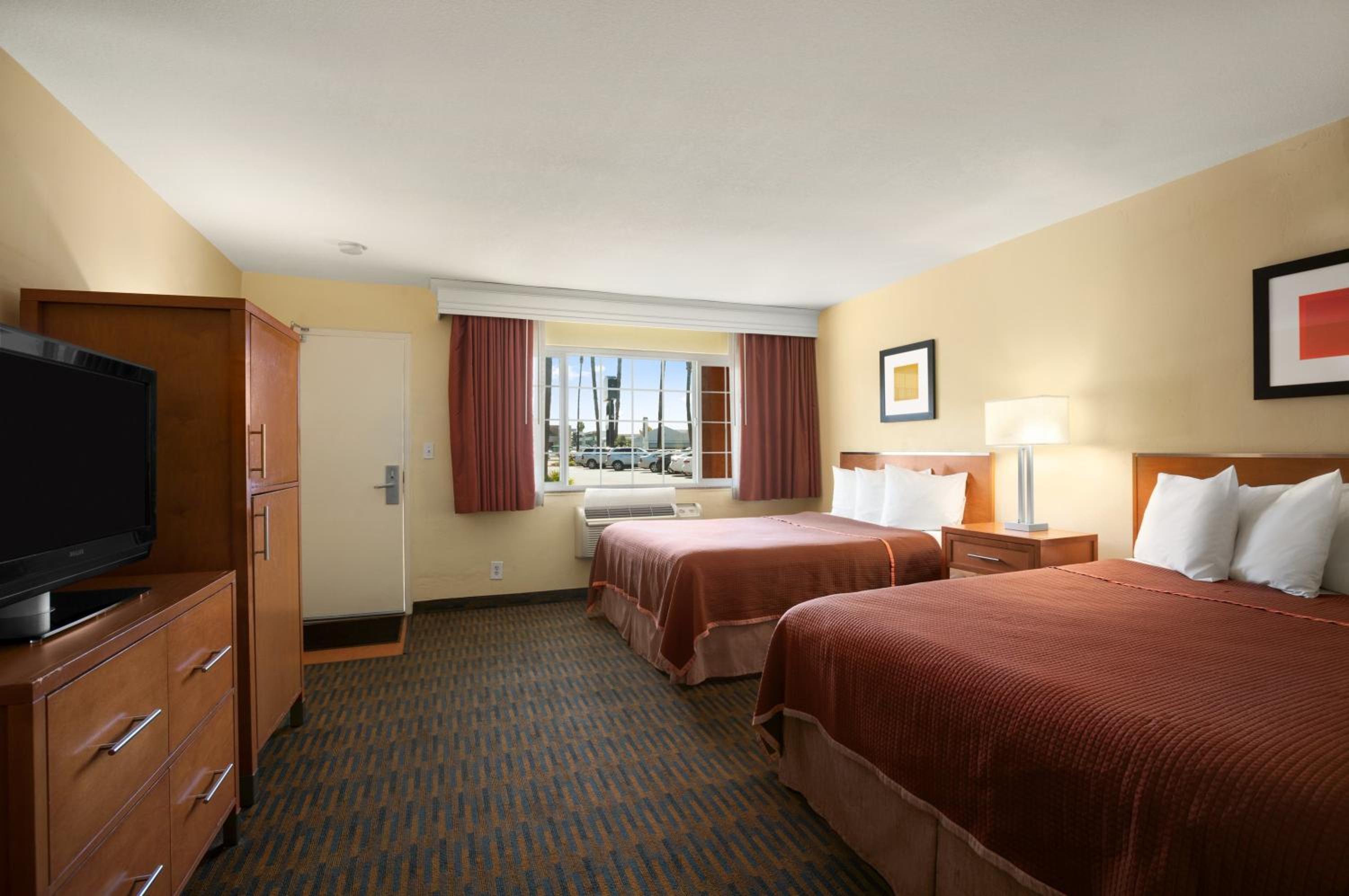Queen Room with Two Queen Beds - Non-Smoking - Photo 2
