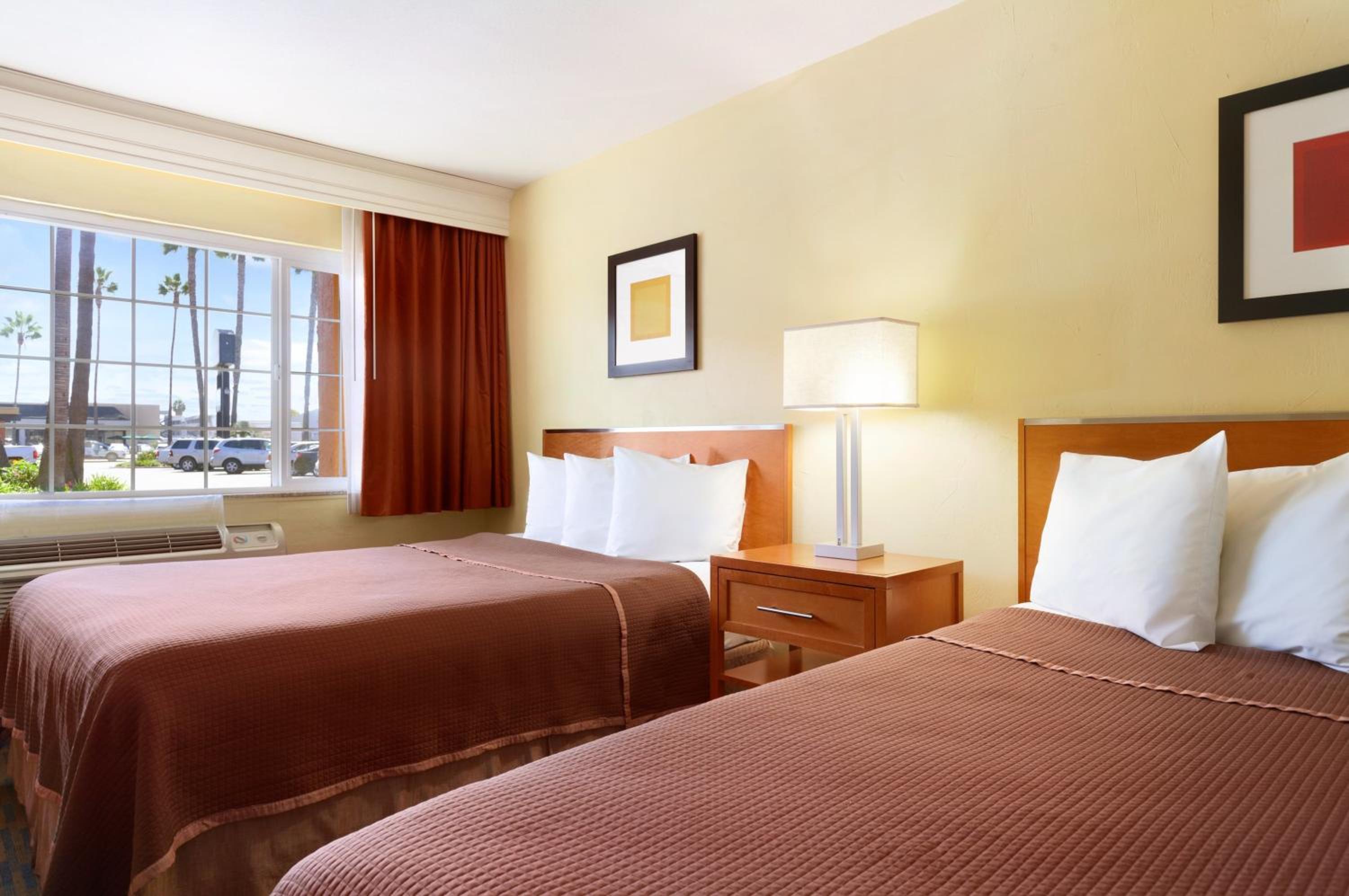 Queen Room with Two Queen Beds - Non-Smoking - Photo 5