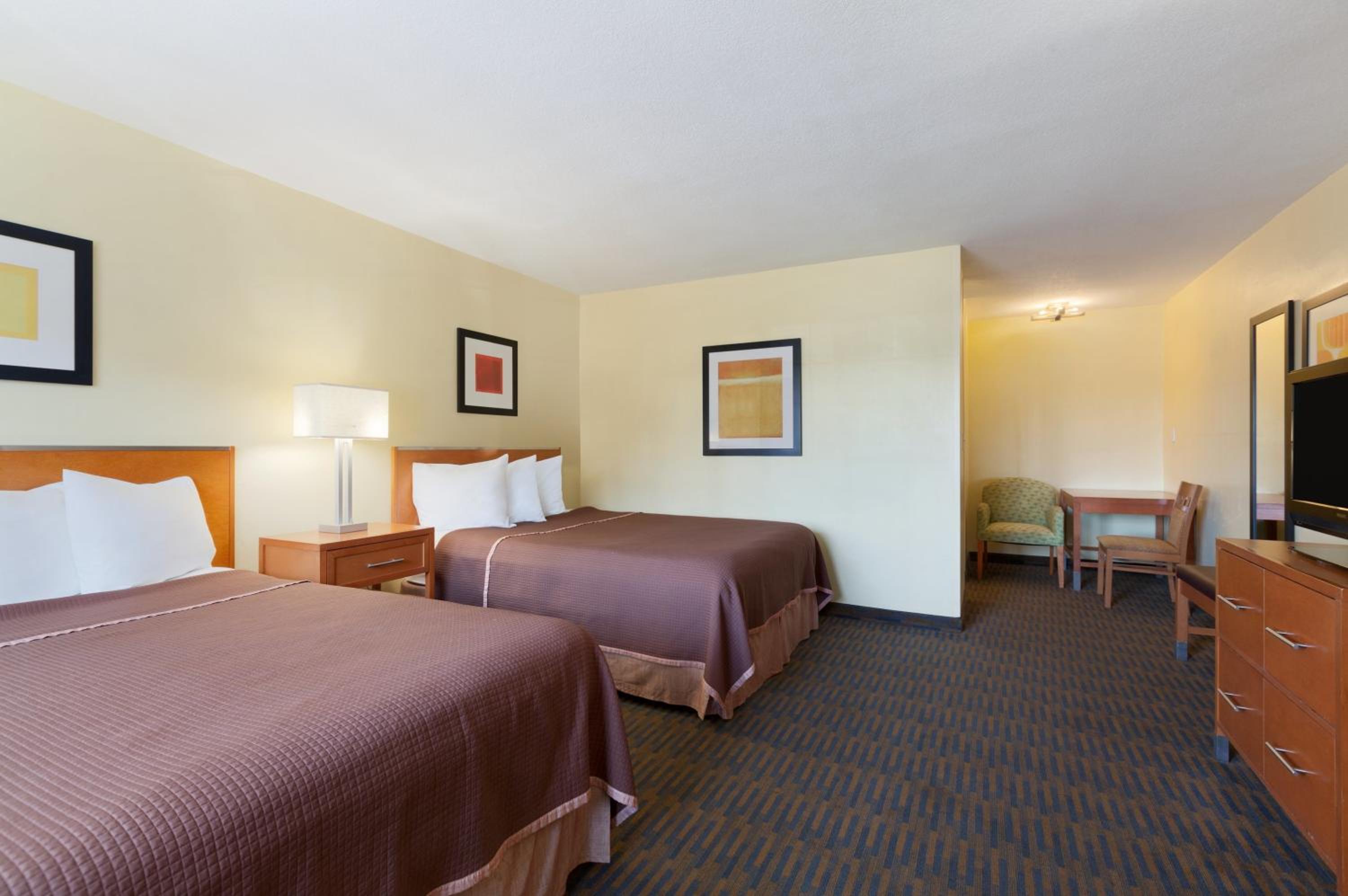 Queen Room with Two Queen Beds - Non-Smoking - Photo 3