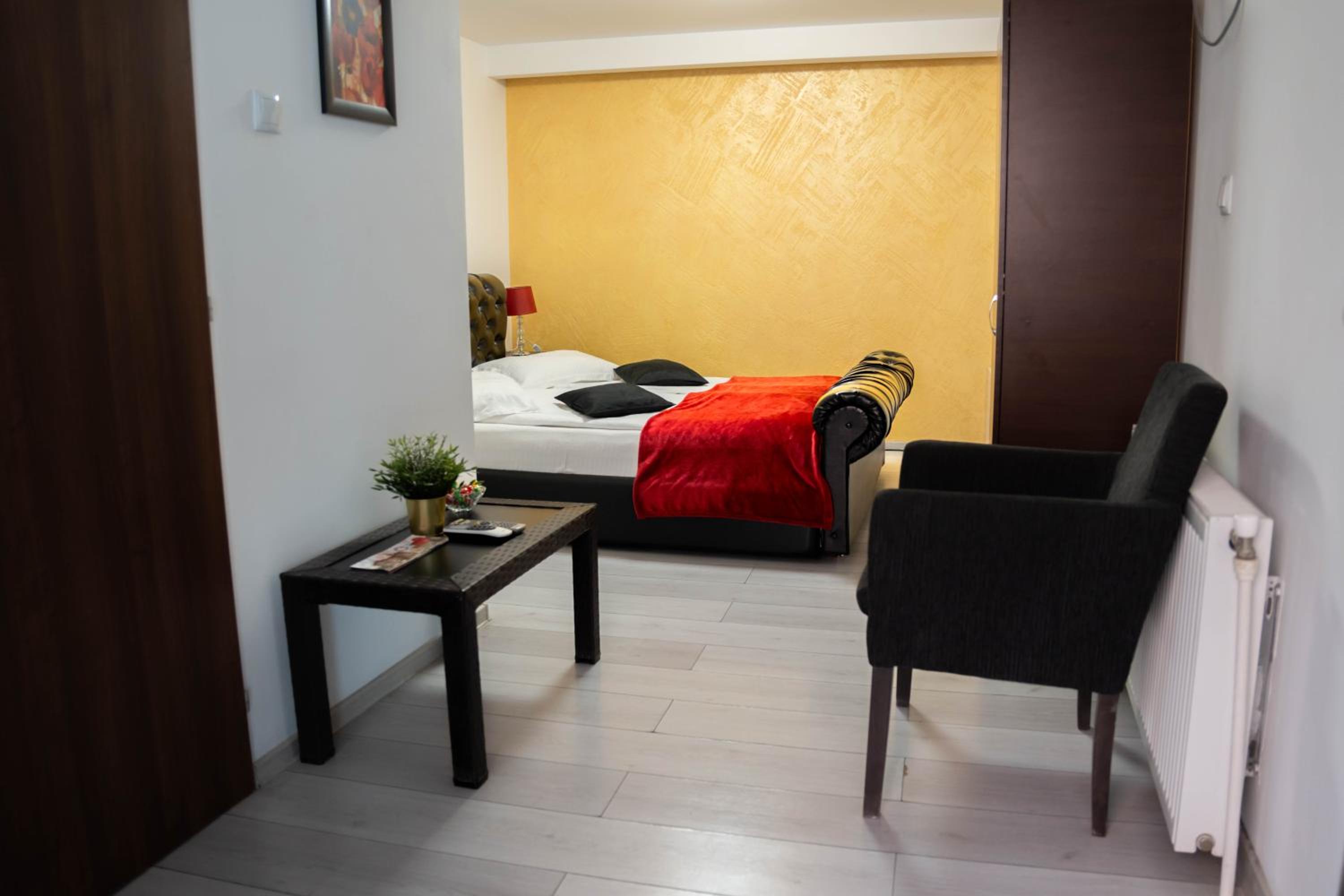 Deluxe Double Room with Shower - Photo 5