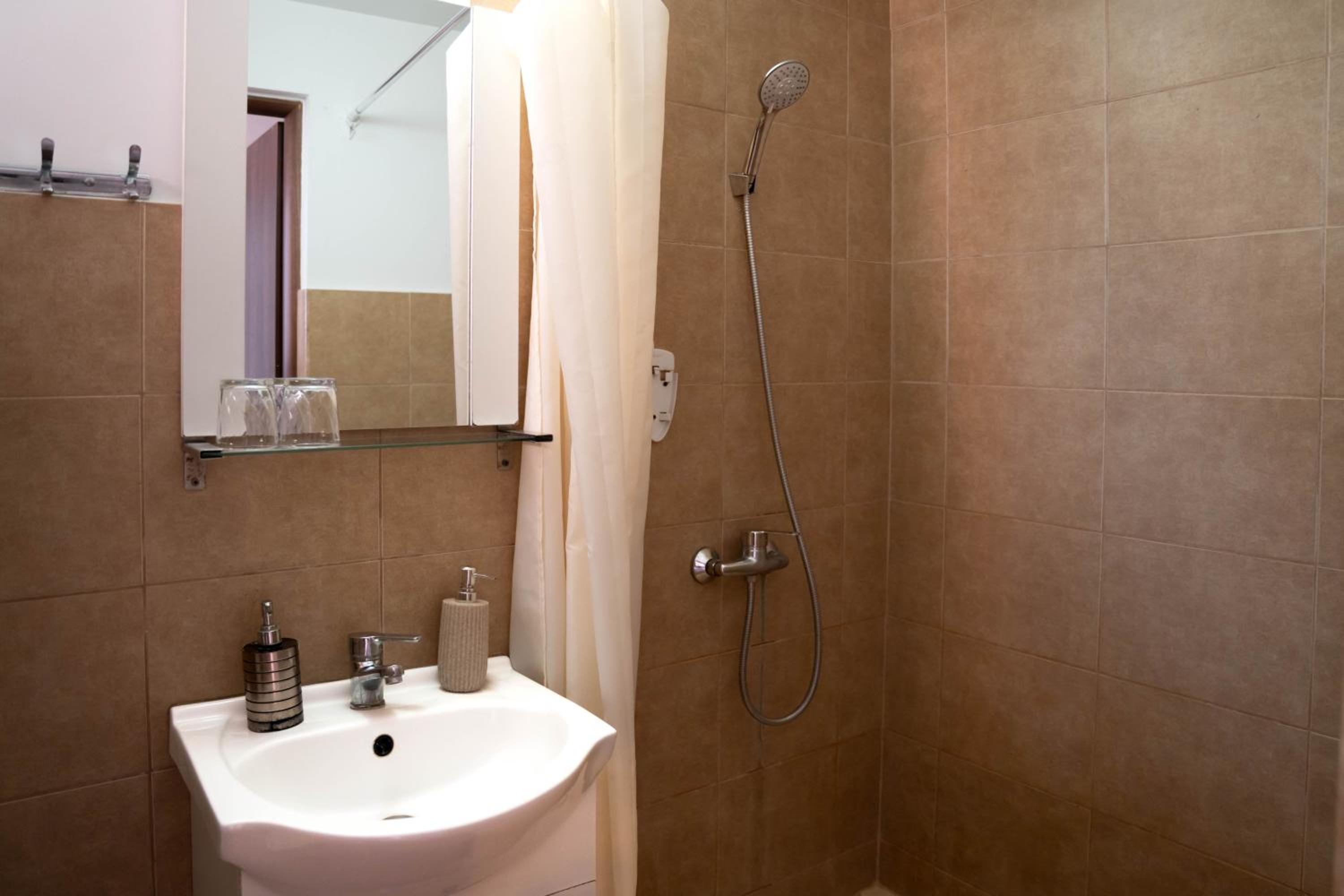 Deluxe Double Room with Shower - Photo 4