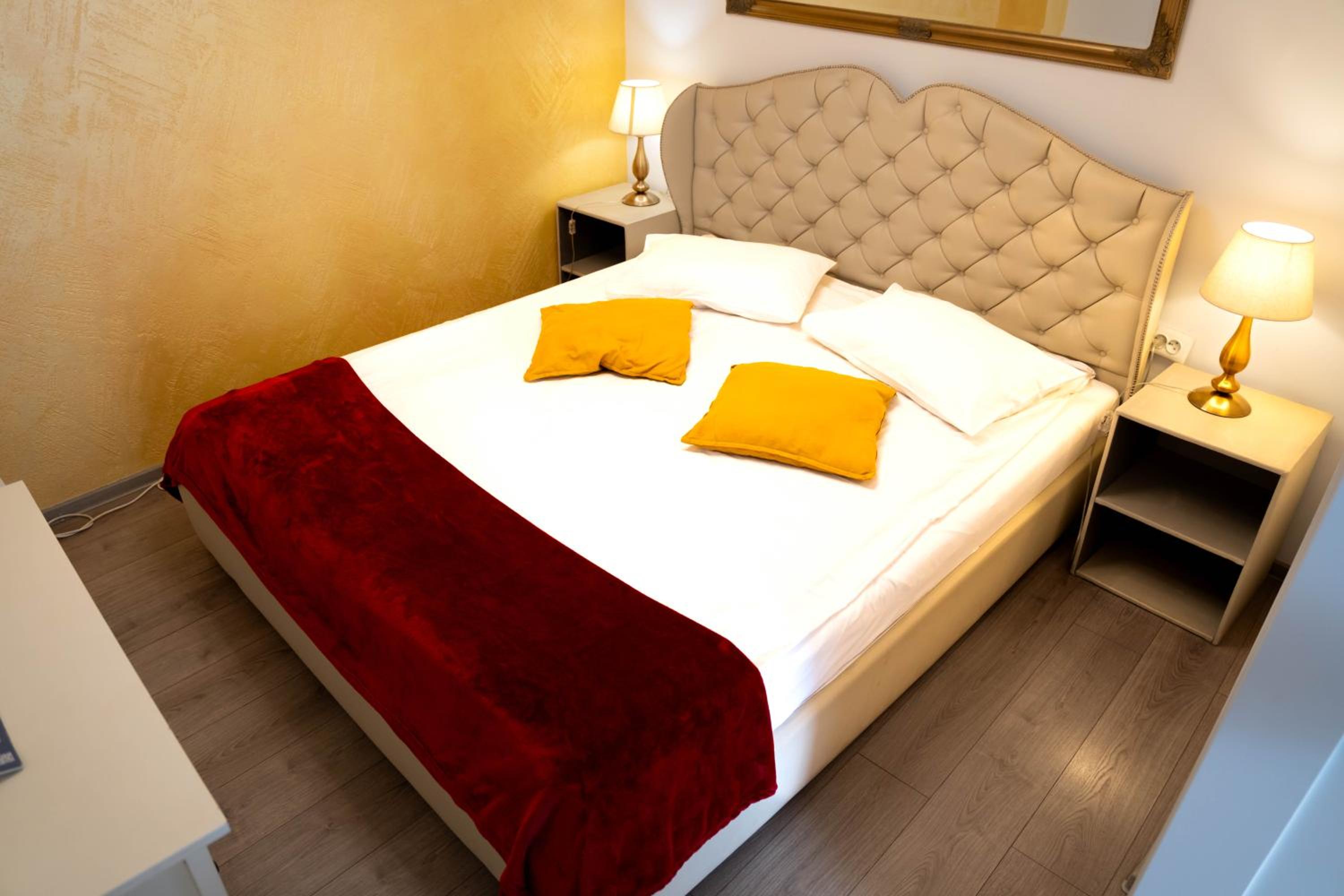 Deluxe Double Room with Shower - Photo 7