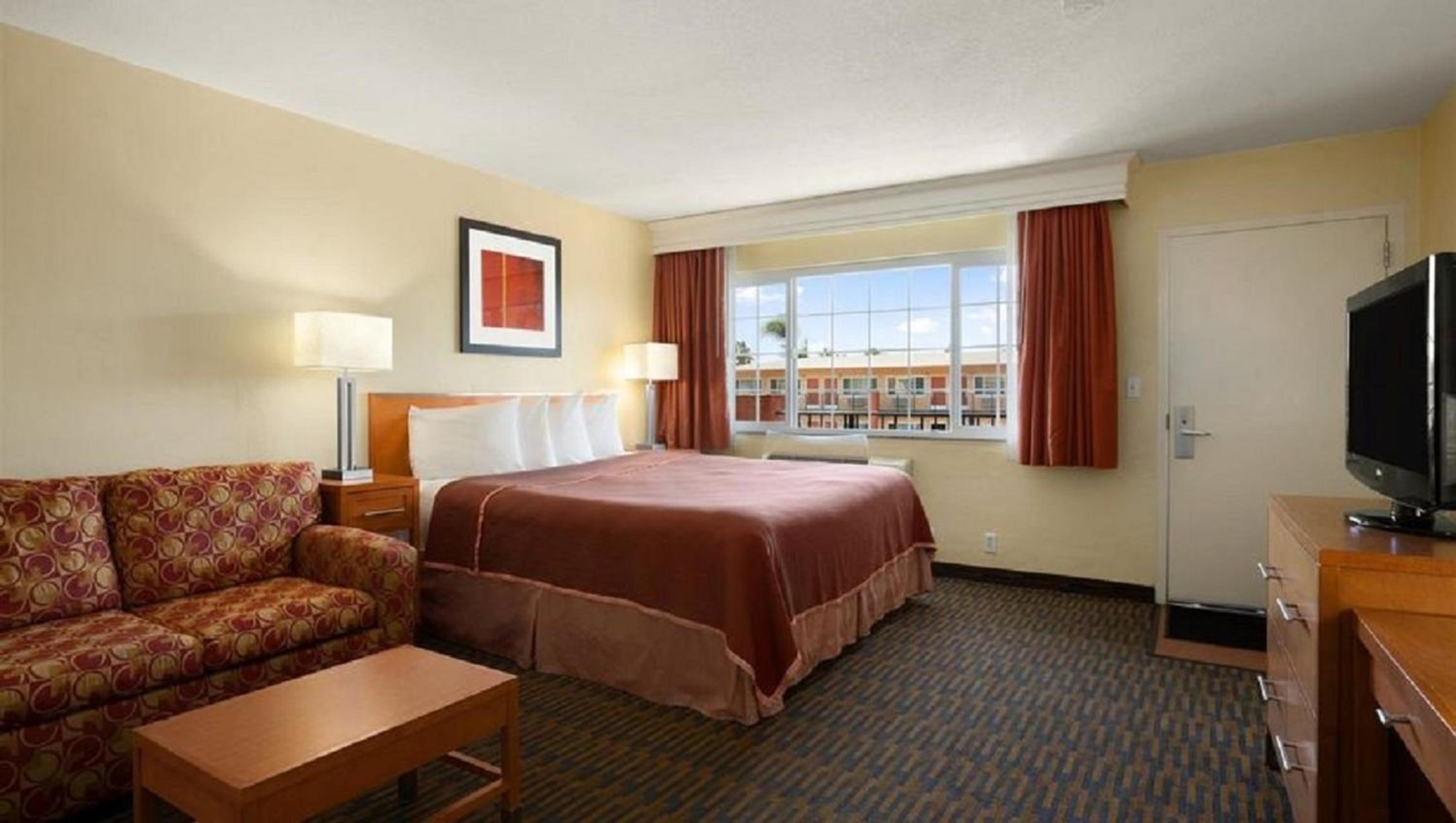 King Room - Non-Smoking - Photo 4