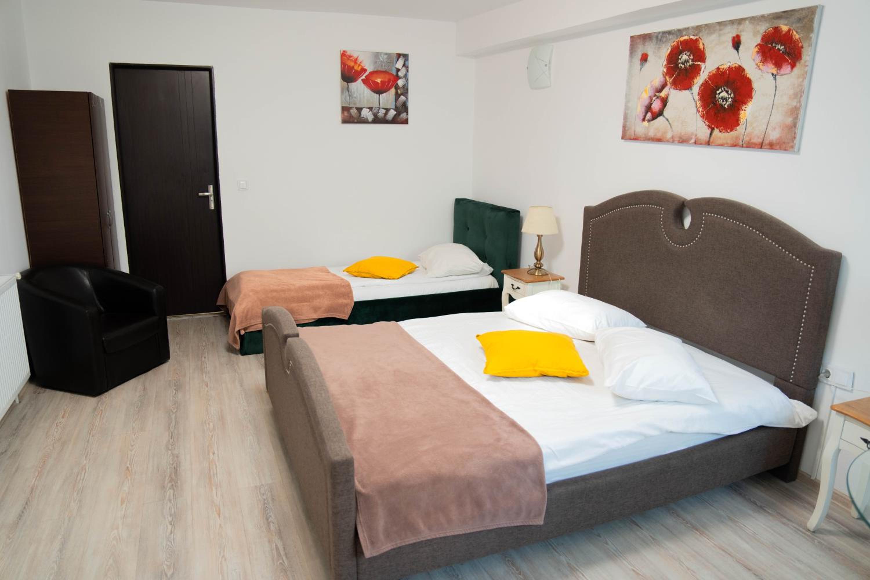 Triple Room with Bathroom - Photo 3