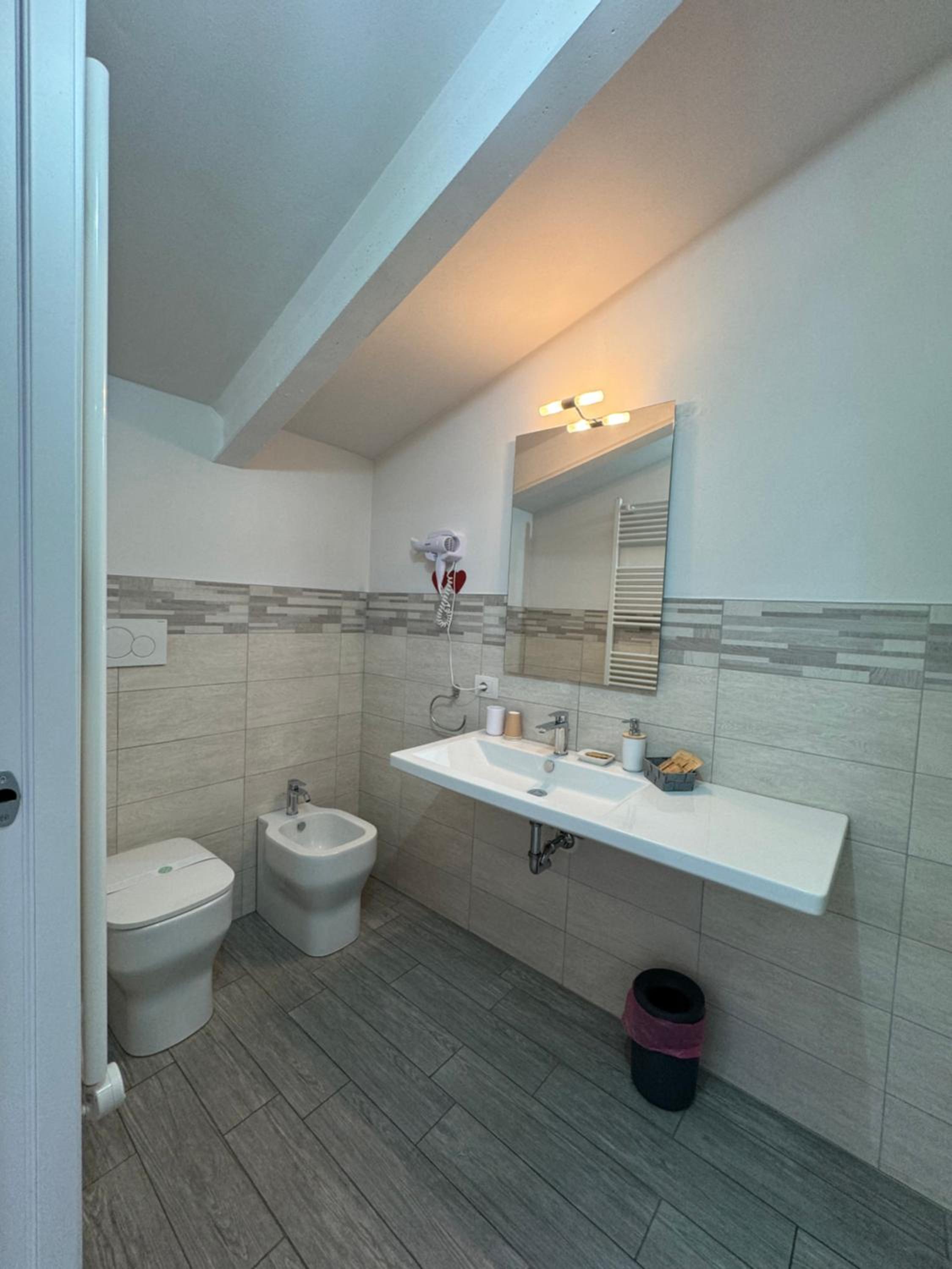 Double Room - Photo 11