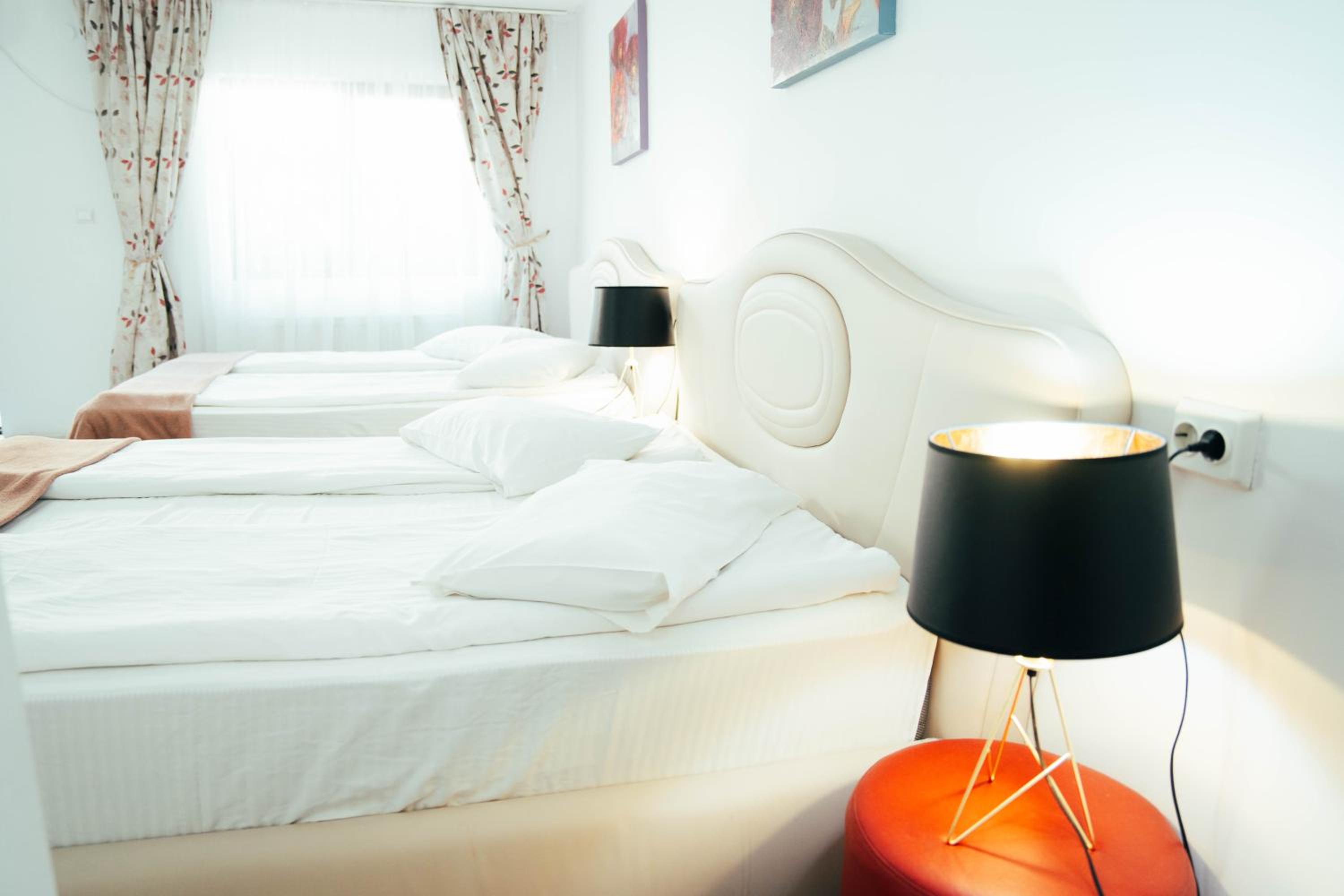 Deluxe Queen Room with Two Queen Beds - Photo 4