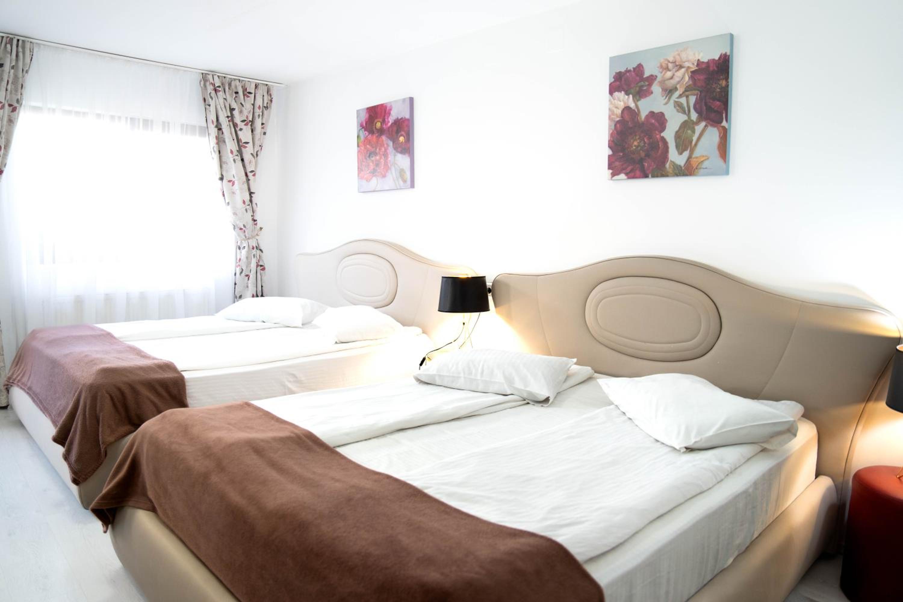 Deluxe Queen Room with Two Queen Beds - Photo 3