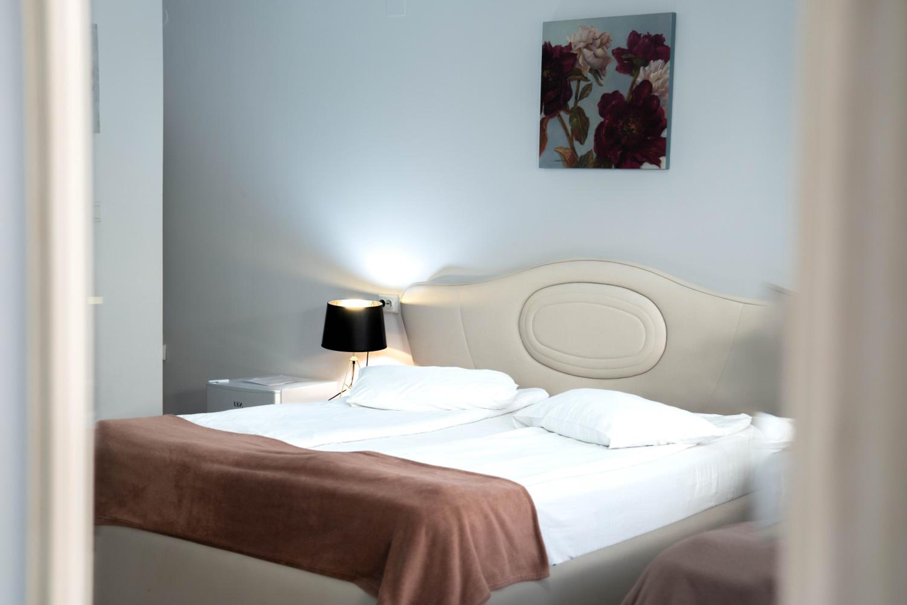 Deluxe Queen Room with Two Queen Beds - Photo 5
