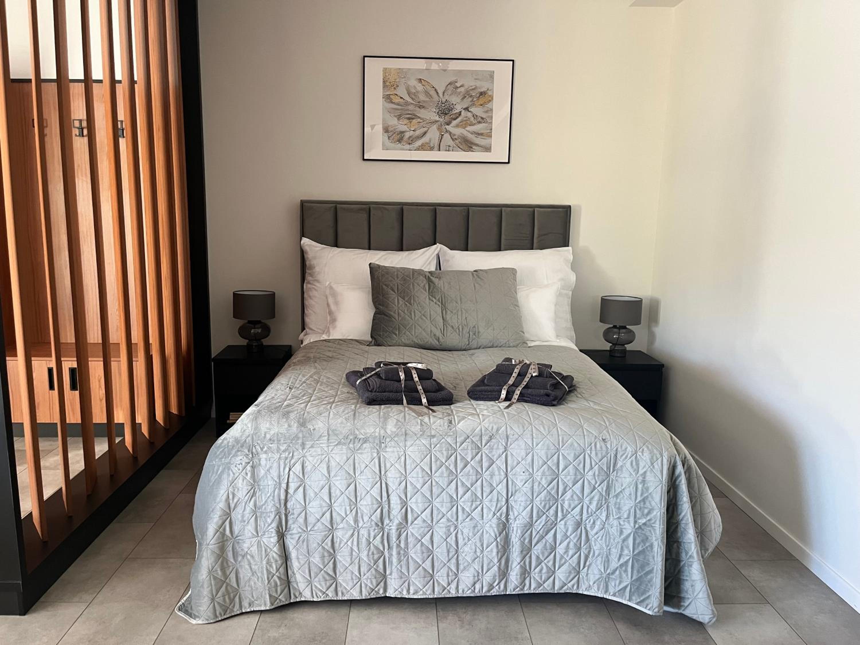 One-Bedroom Apartment photo 1