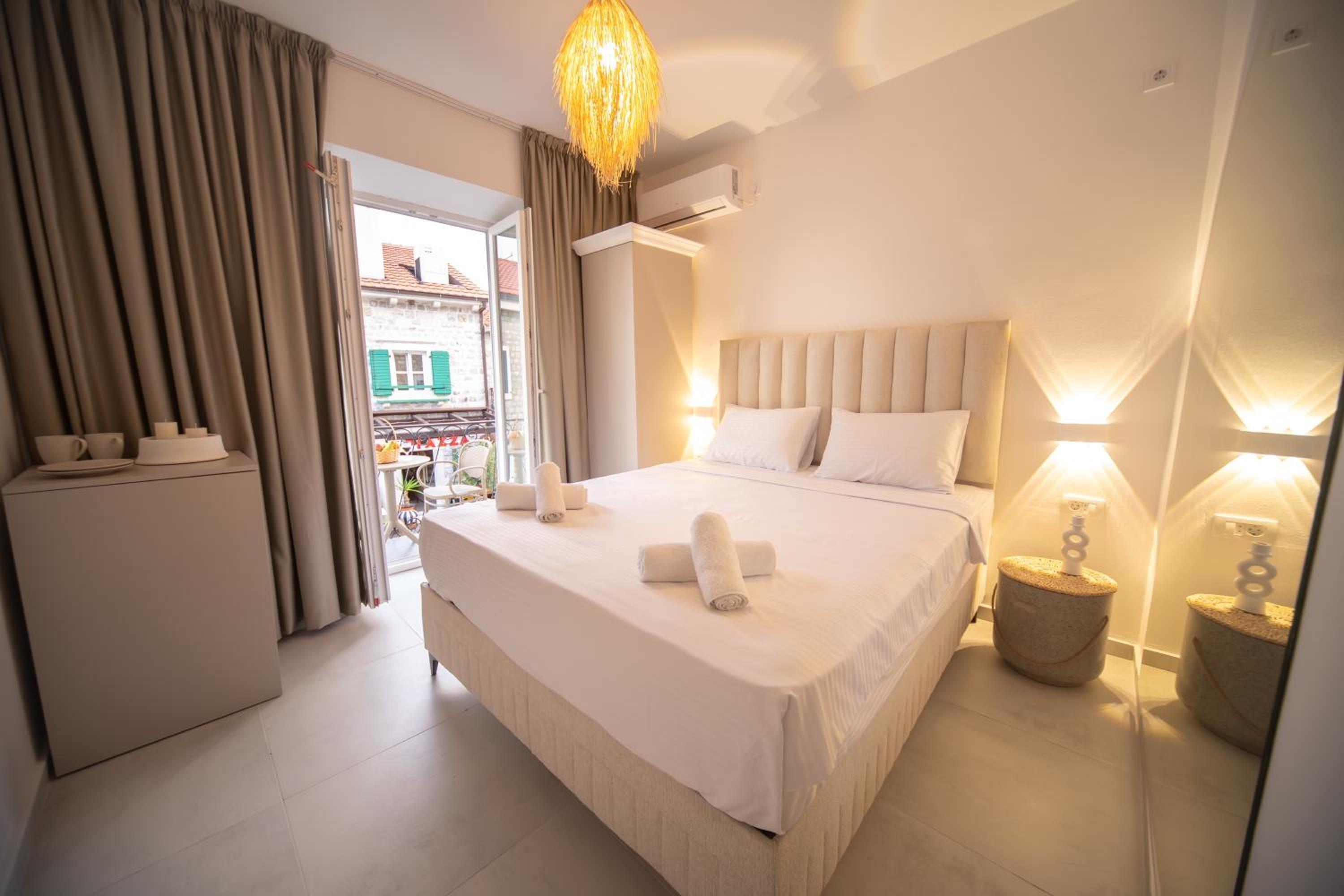 One-Bedroom Apartment with Balcony and Sea View photo 3