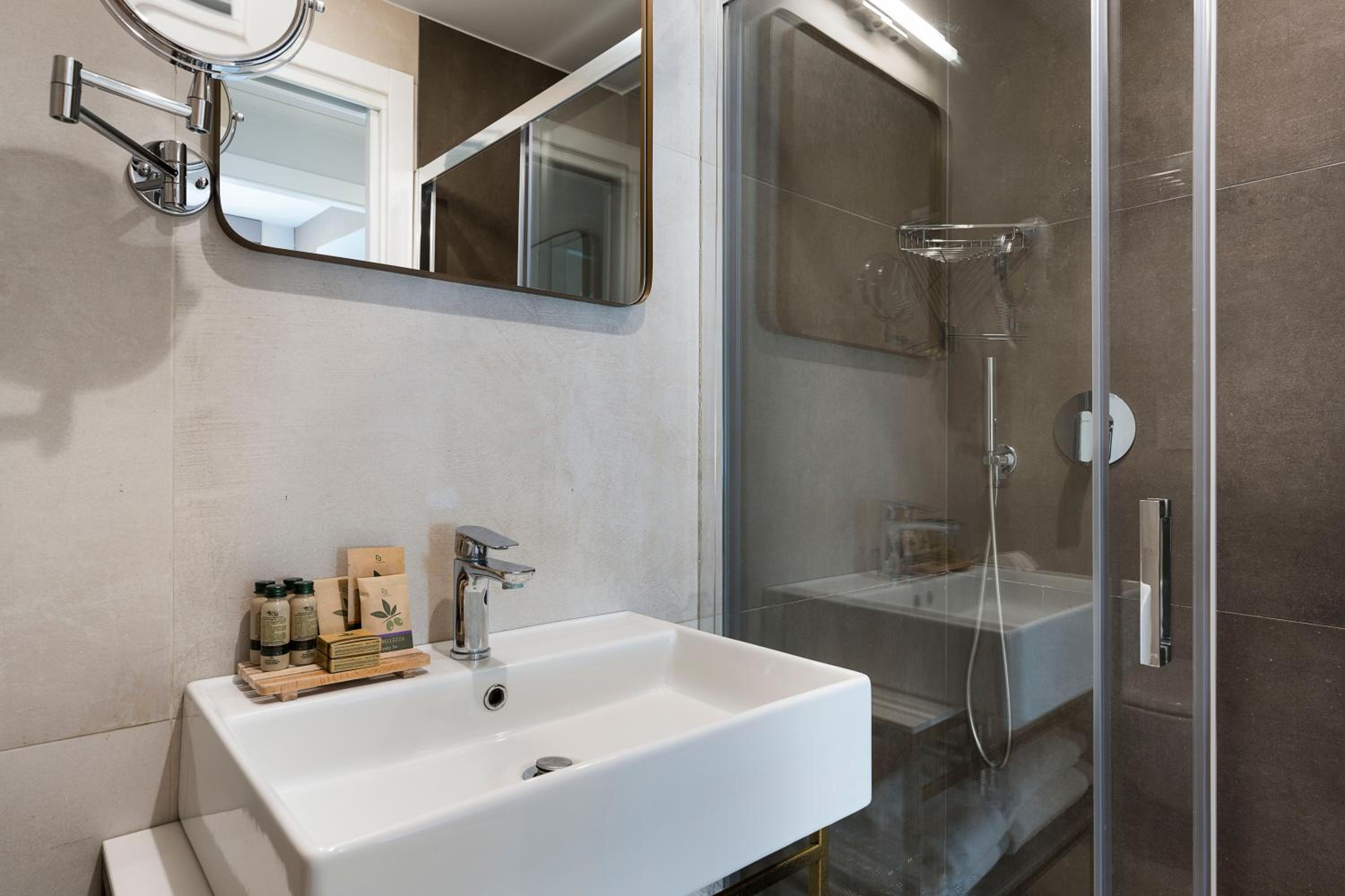 Suite - Photo 11