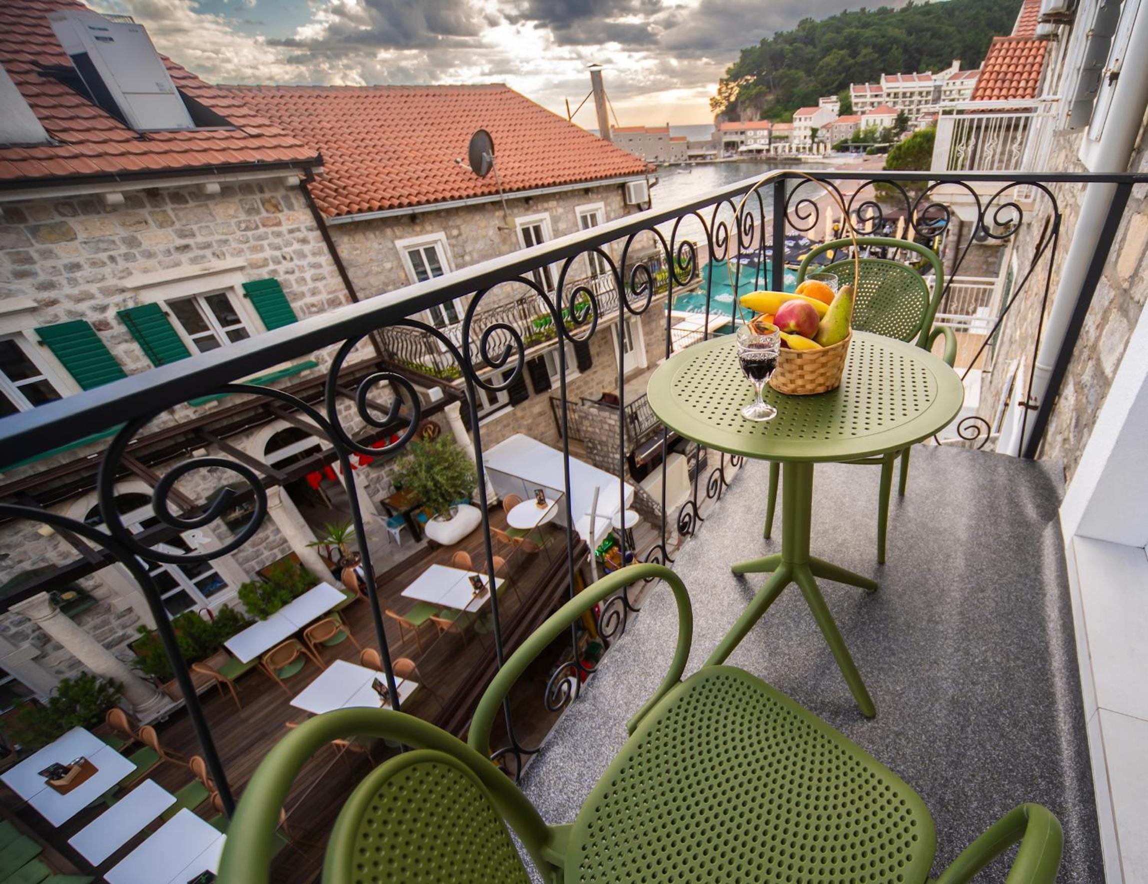 One-Bedroom Apartment with Balcony and Sea View photo 3