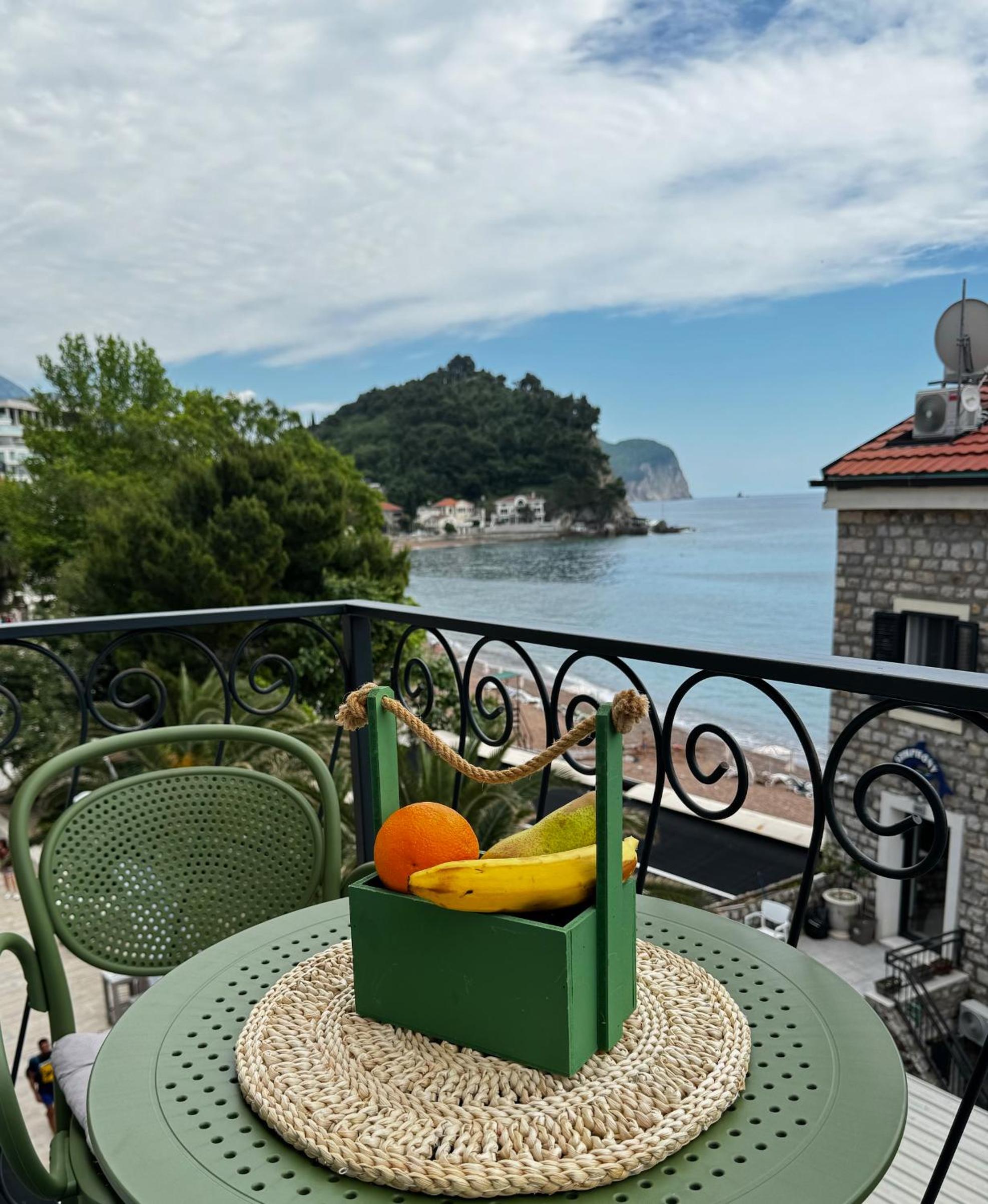 One-Bedroom Apartment with Balcony and Sea View photo 2