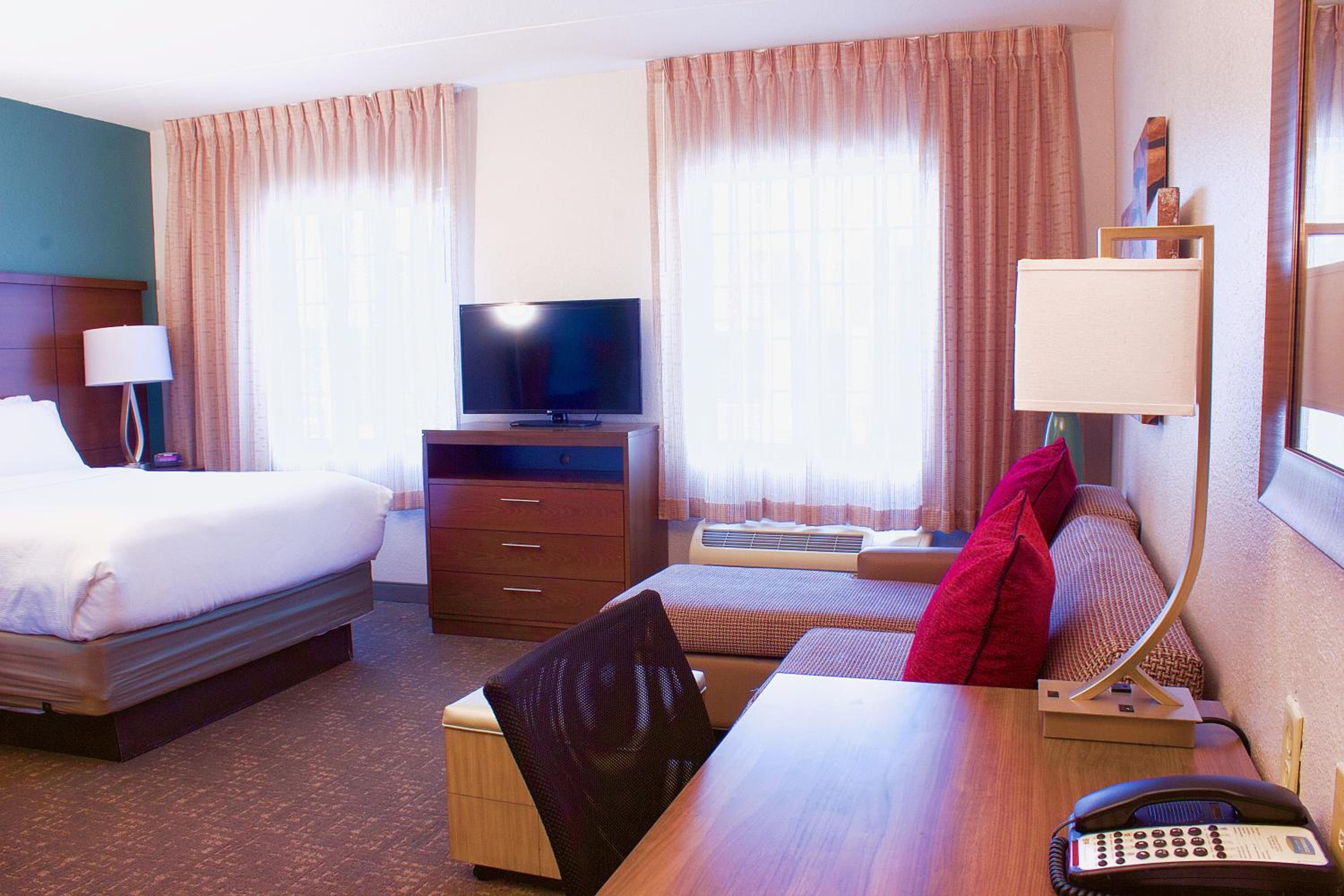 One-Bedroom Suite with King Bed Mobility Access Tub - Non-Smoking - Photo 1