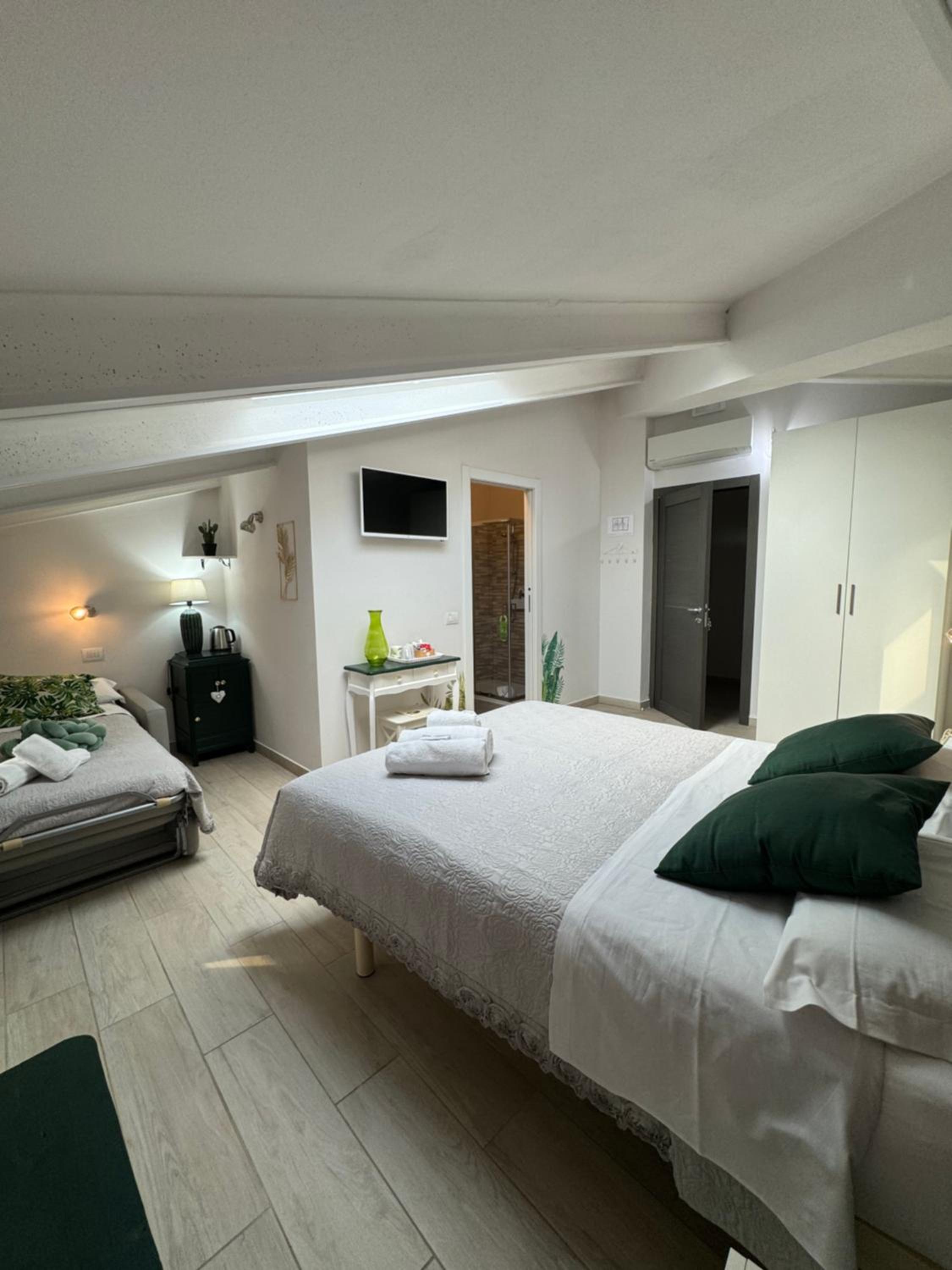 Double or Twin Room with Extra Bed - Photo 15