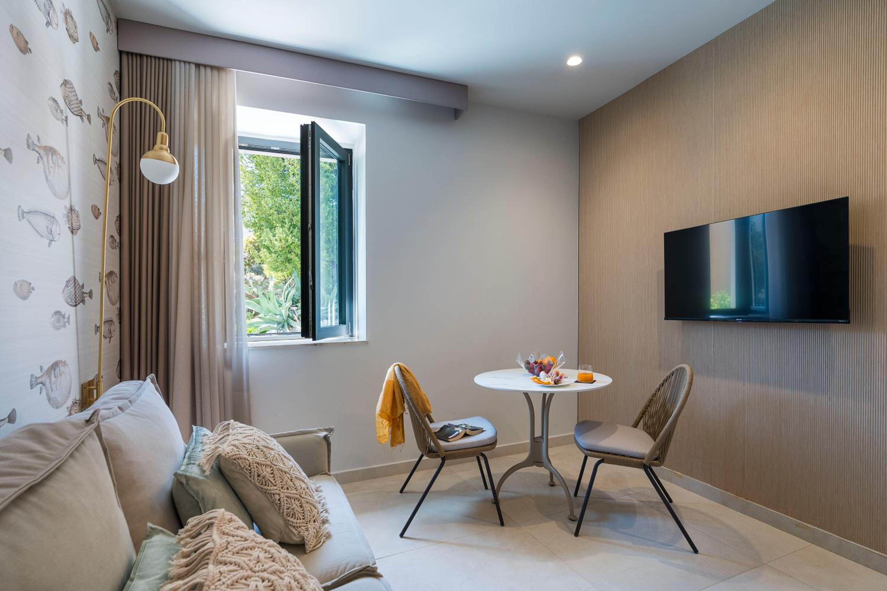 Suite - Photo 8