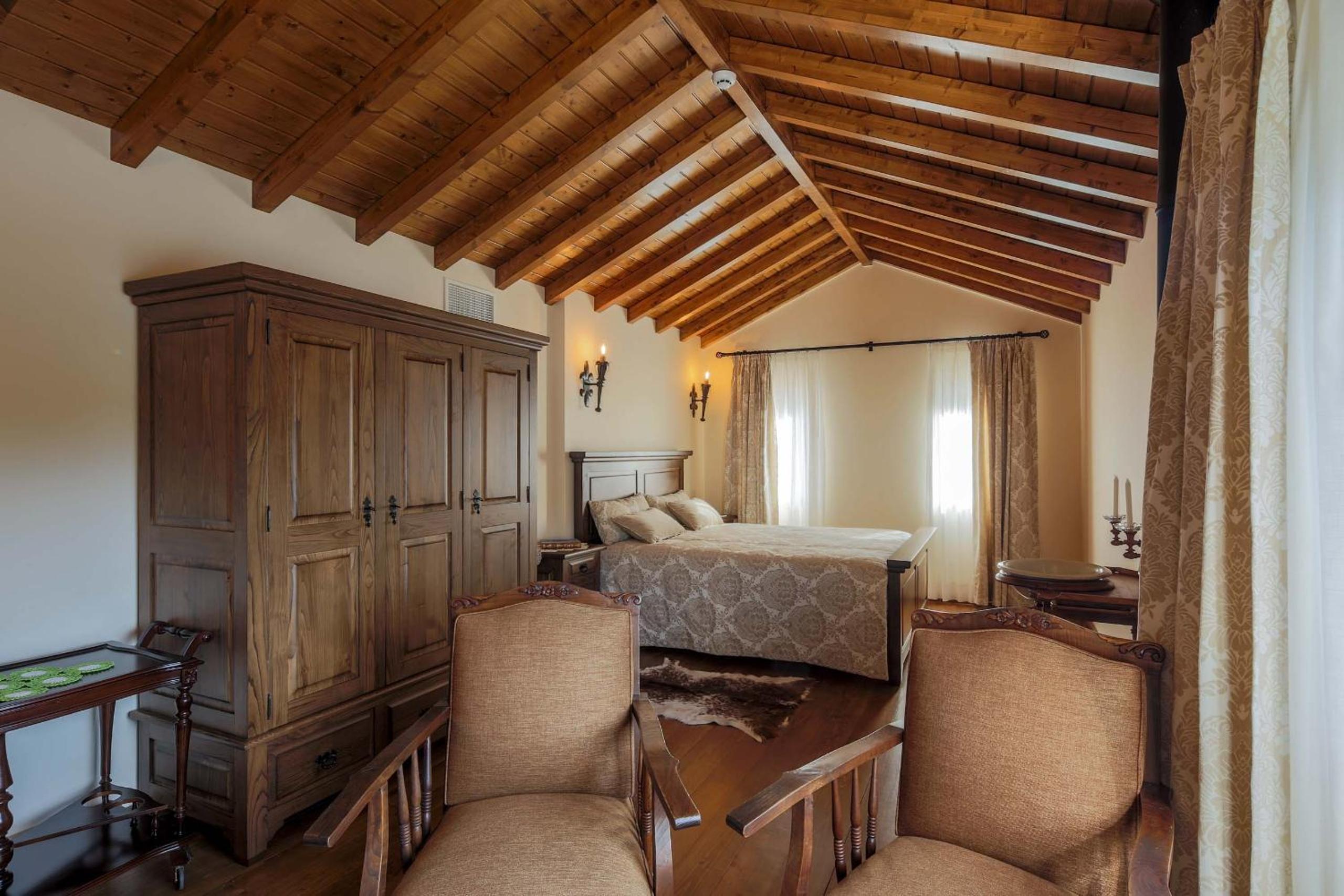 Double Room with Balcony - Photo 10