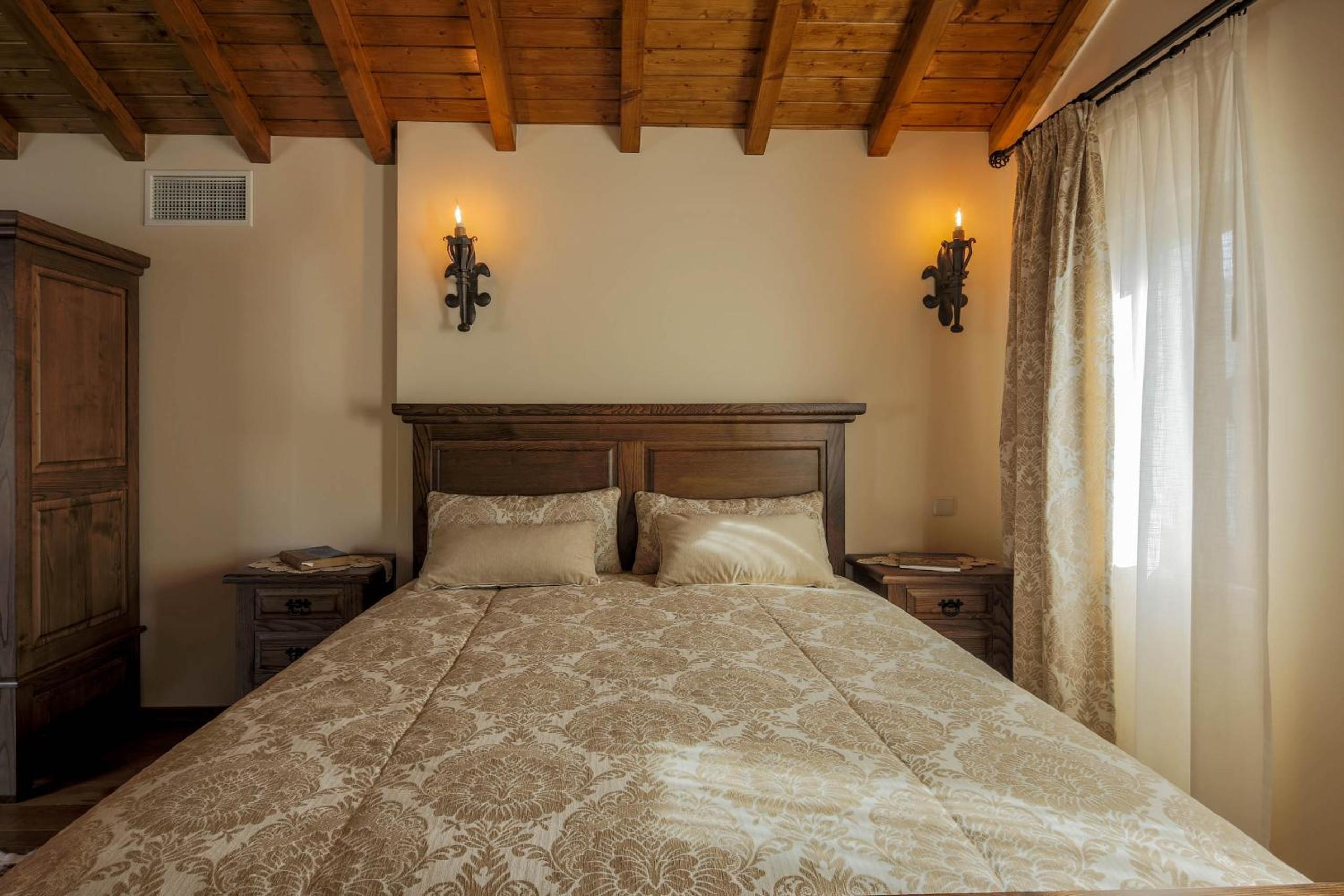 Double Room with Balcony - Photo 3