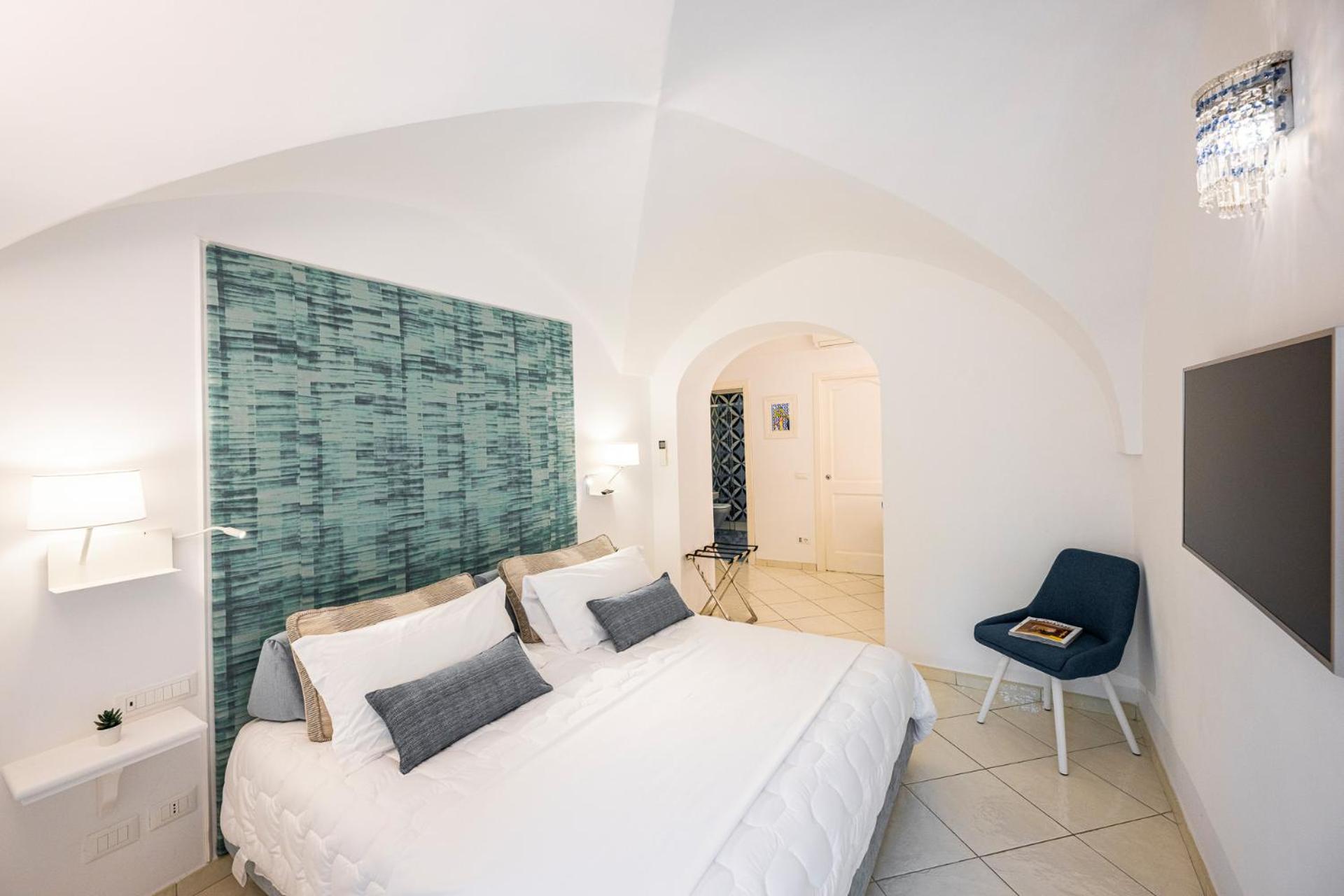Double Room with Garden View and Window - Photo 8