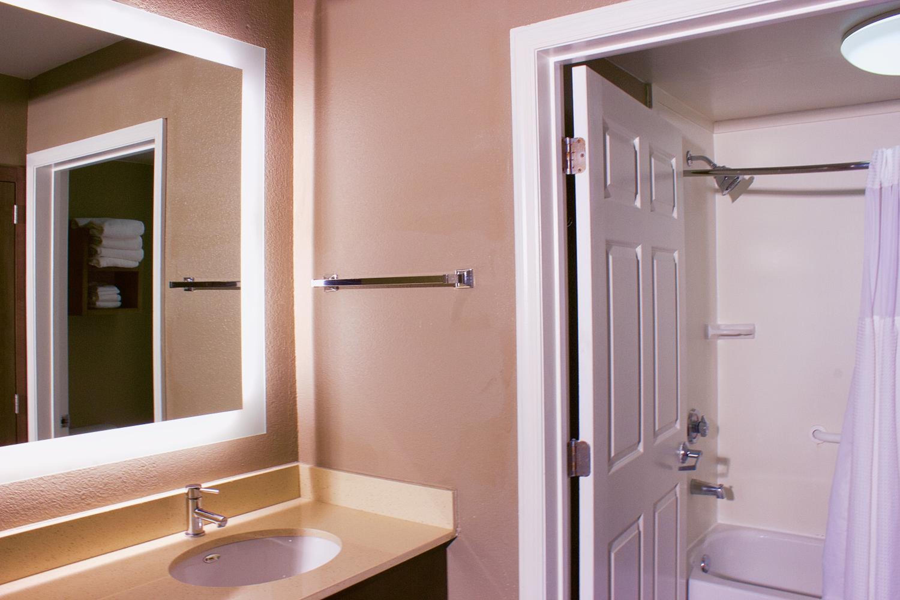 Two-Bedroom Suite - Disability Access/Non-Smoking - Photo 2