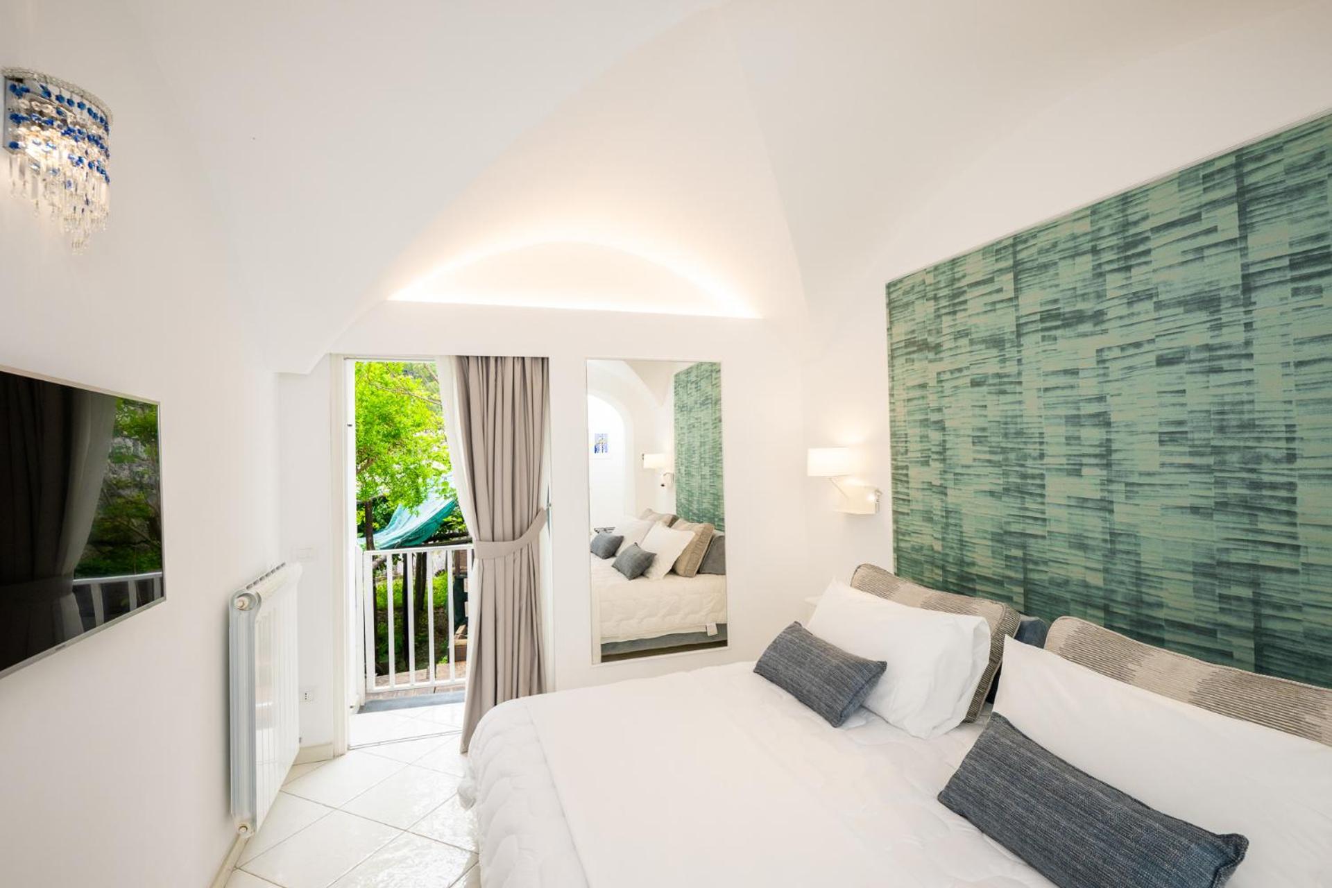 Double Room with Garden View and Window - Photo 3