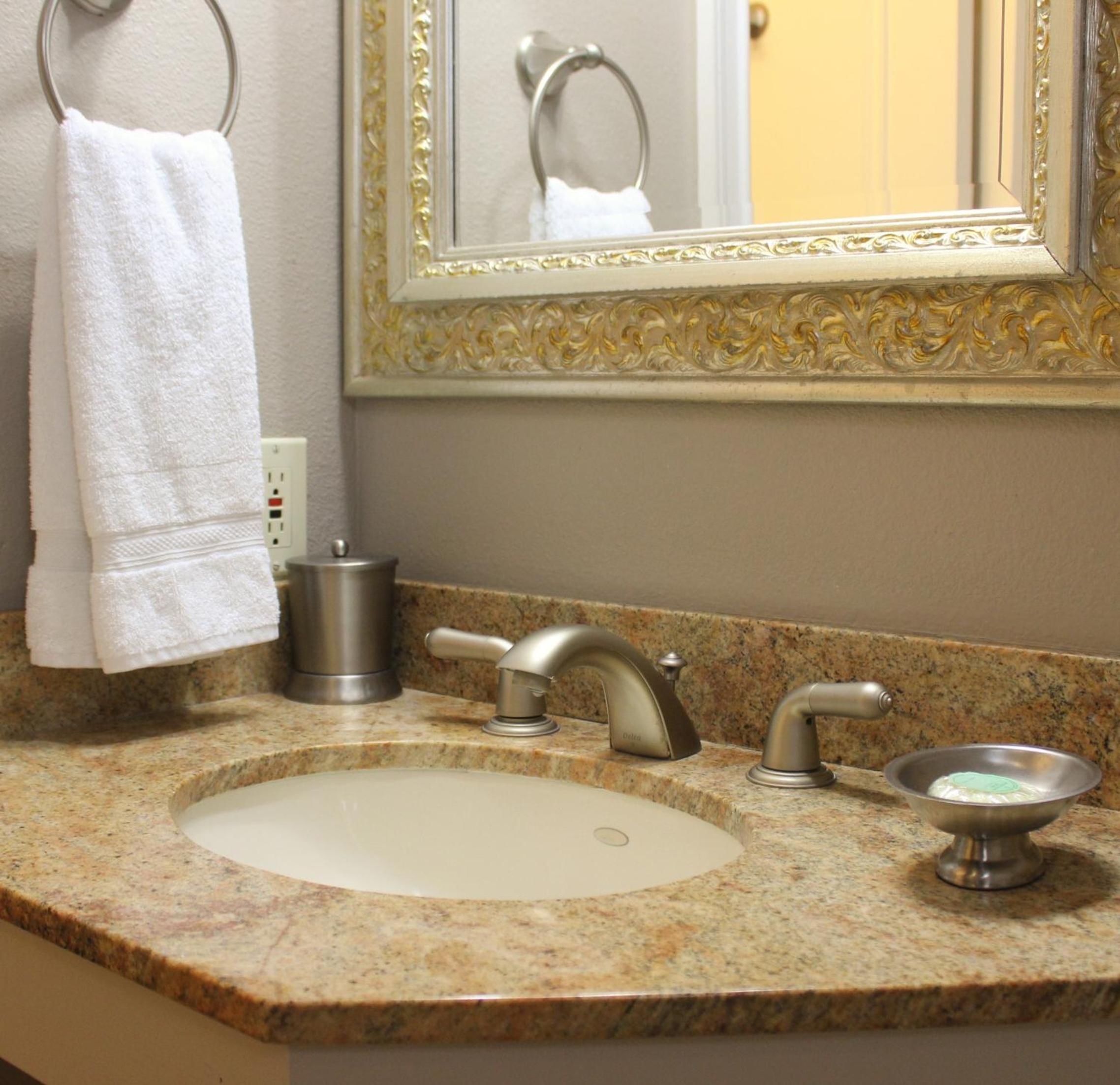 Standard King Room - Photo 5