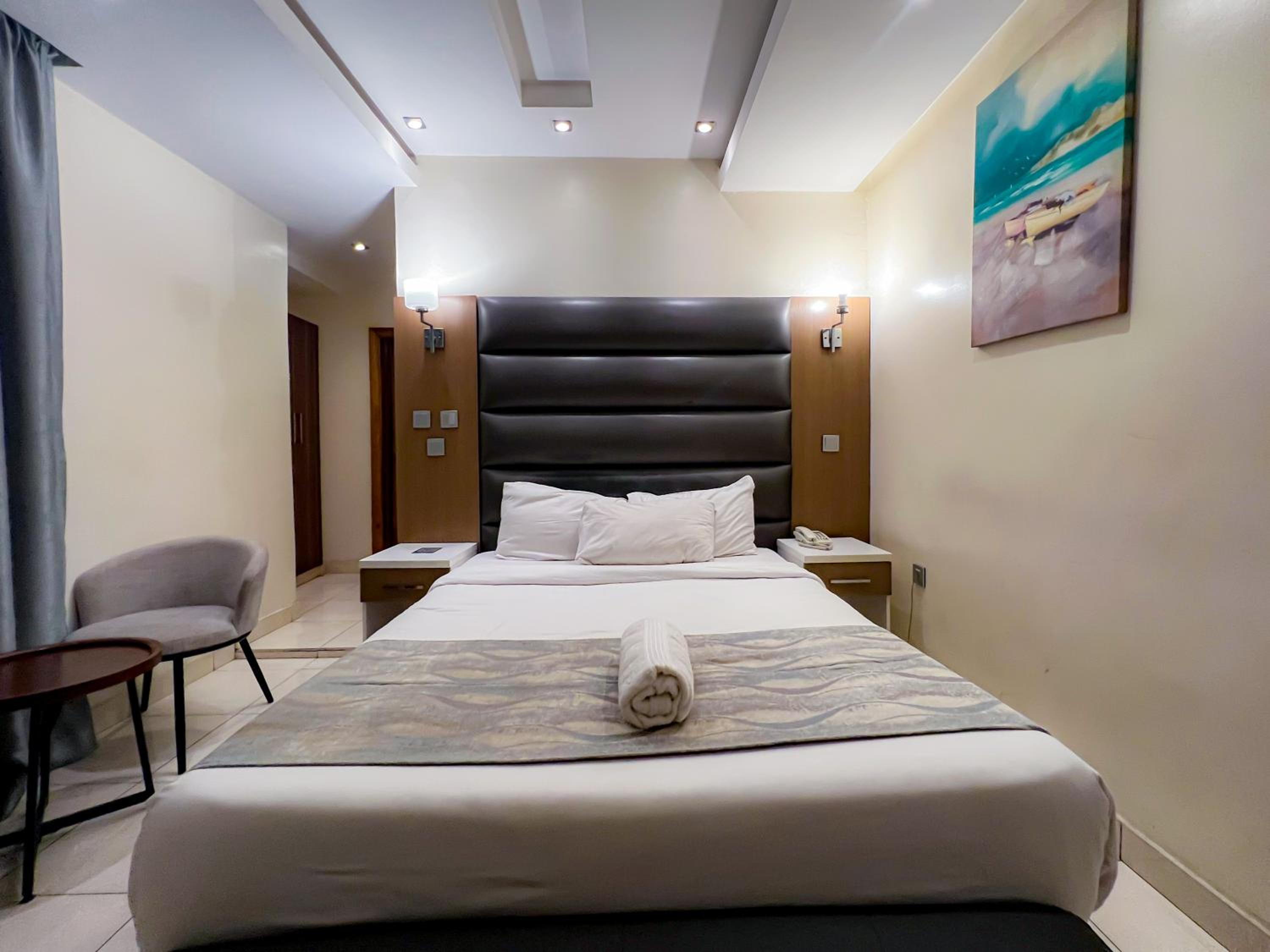 Deluxe Queen Suite