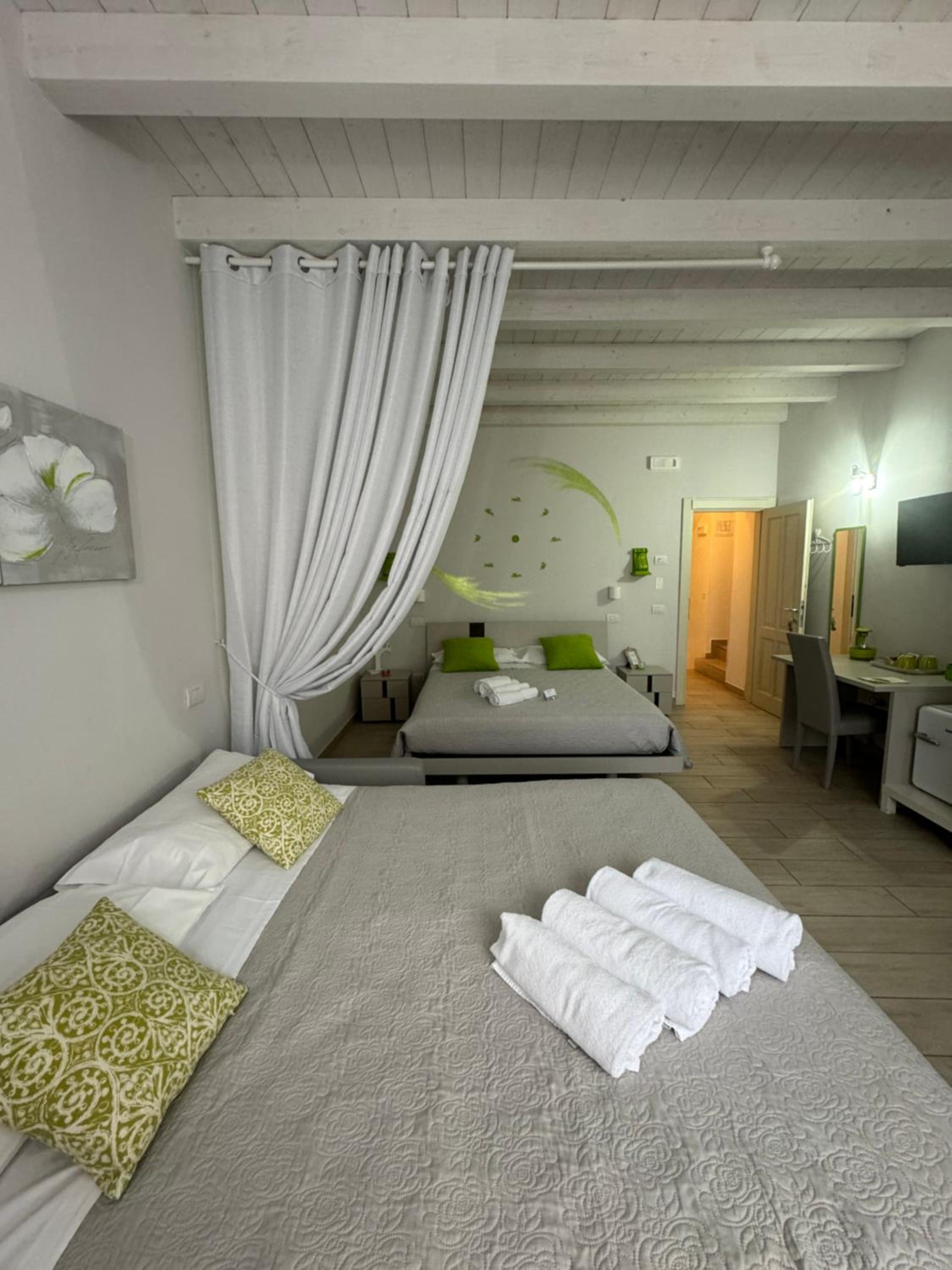 Quadruple Room - Photo 7