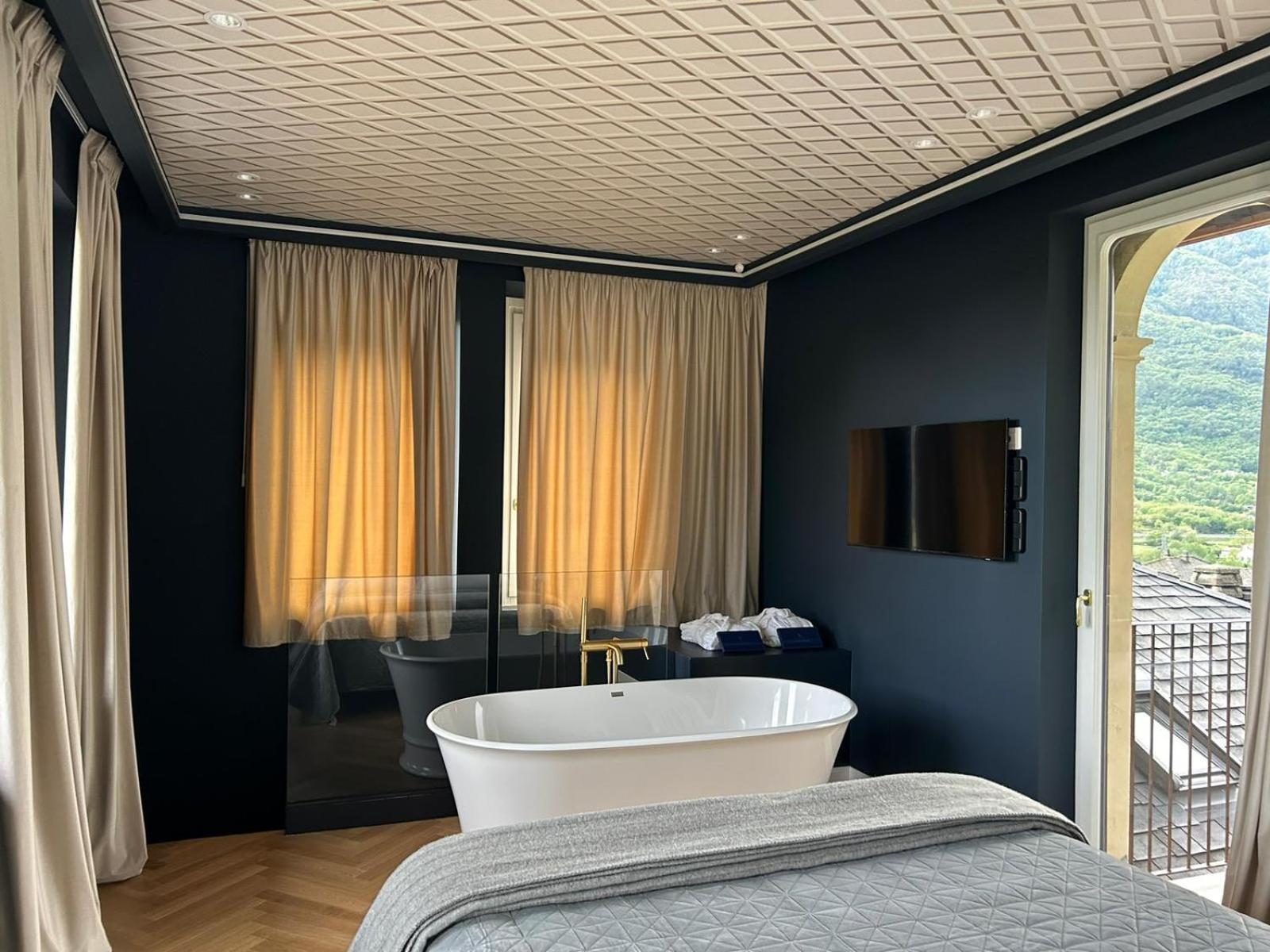 Suite with Mountain View - Photo 3