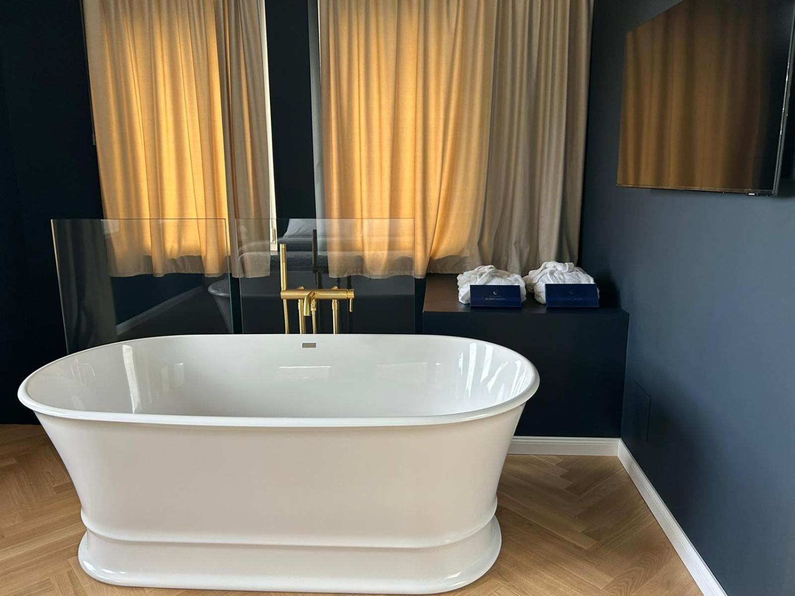 Suite with Mountain View - Photo 14