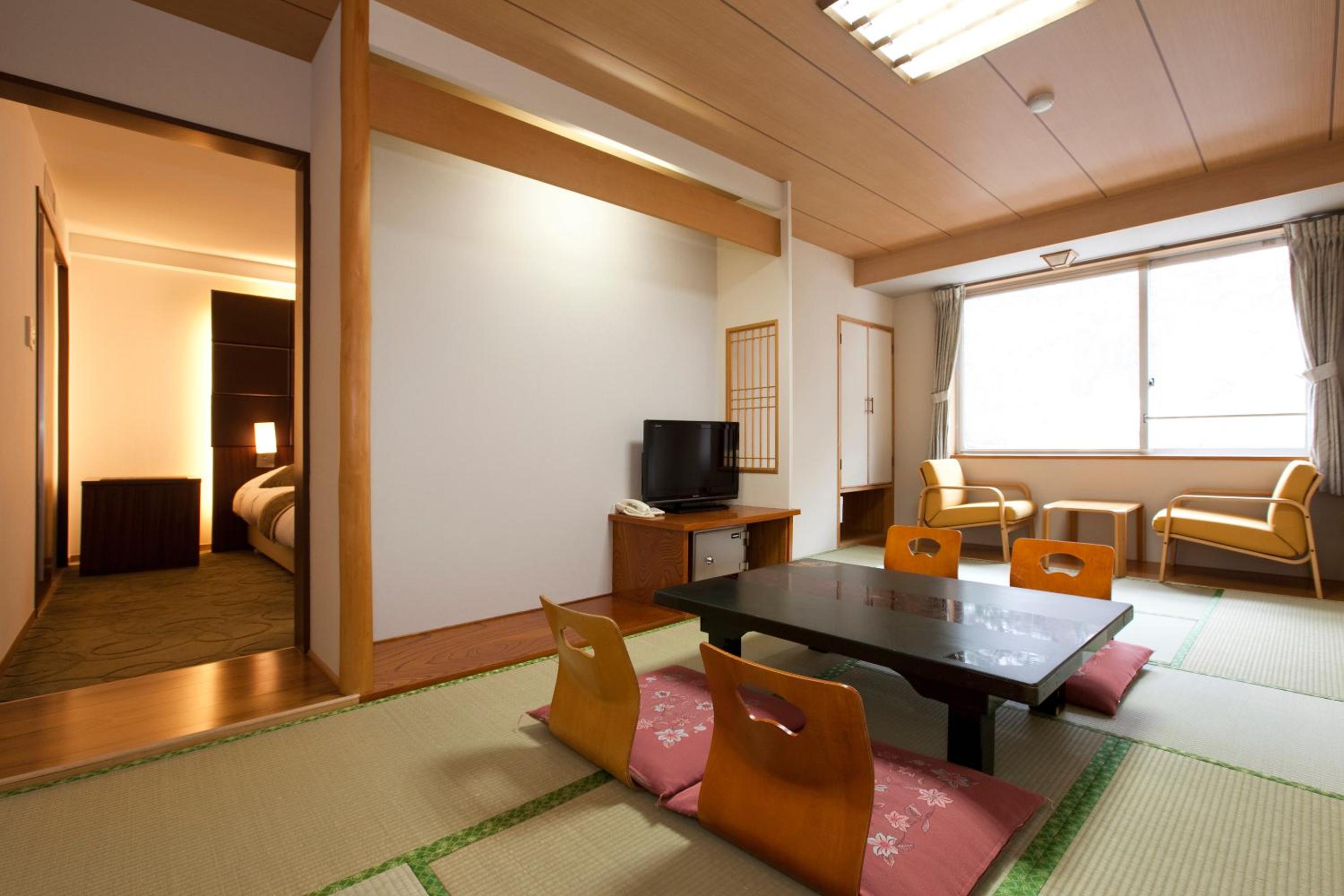 Modern Twin Room with Tatami Area -  Non-Smoking - Photo 4