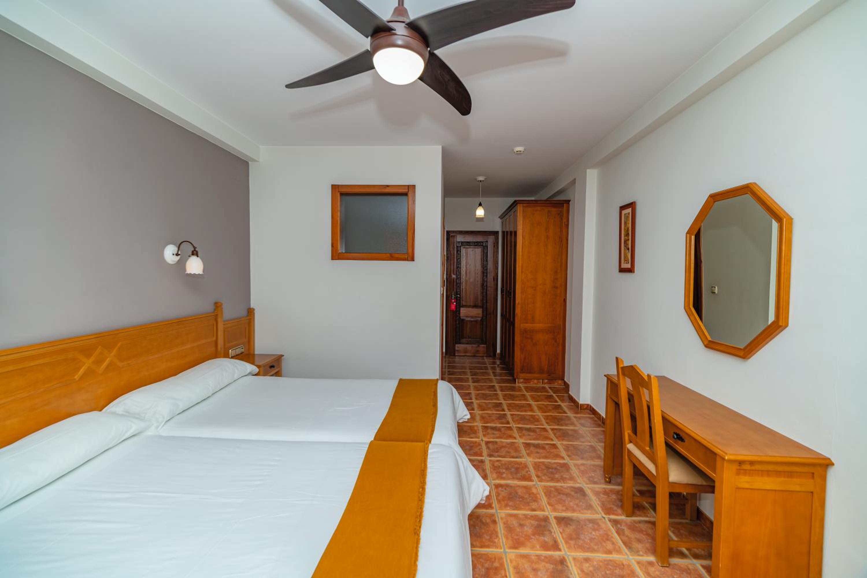 Twin Room with Mountain View - Photo 15